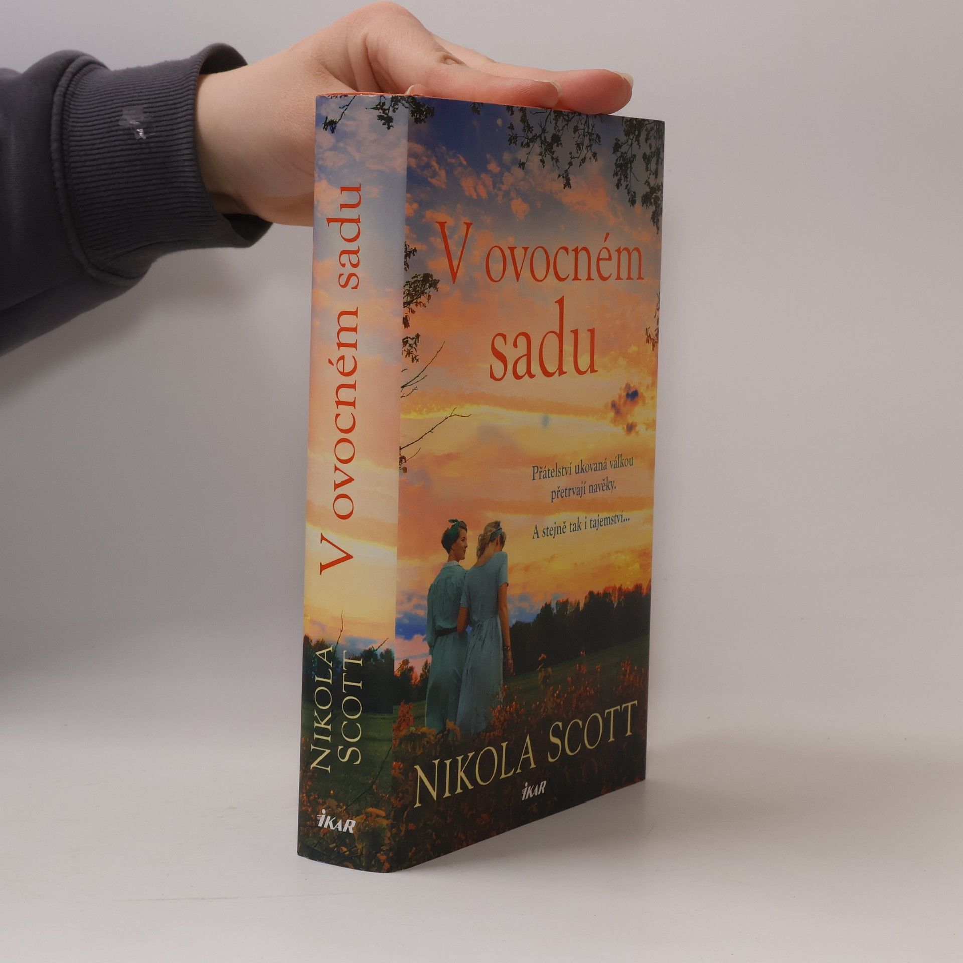 Nikola Scott V ovocném sadu