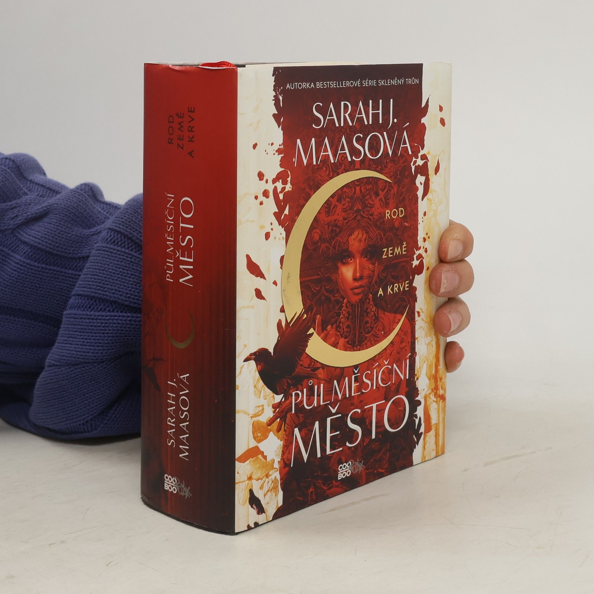 Půlměsíční město. Rod země a krve