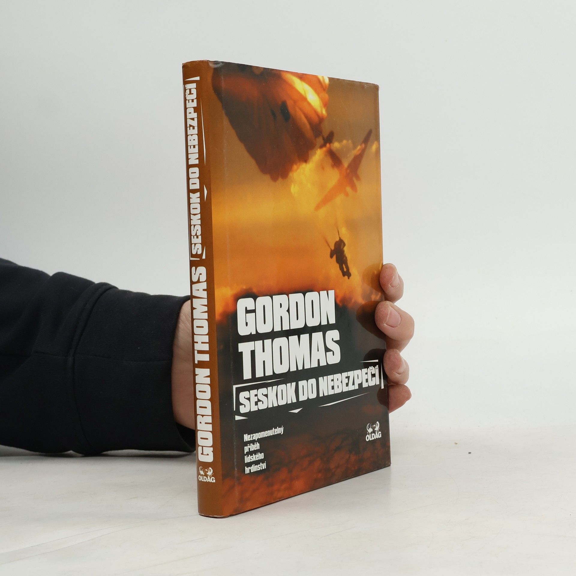 Seskok do nebezpečí : nezapomenutelný příběh lidského hrdinství