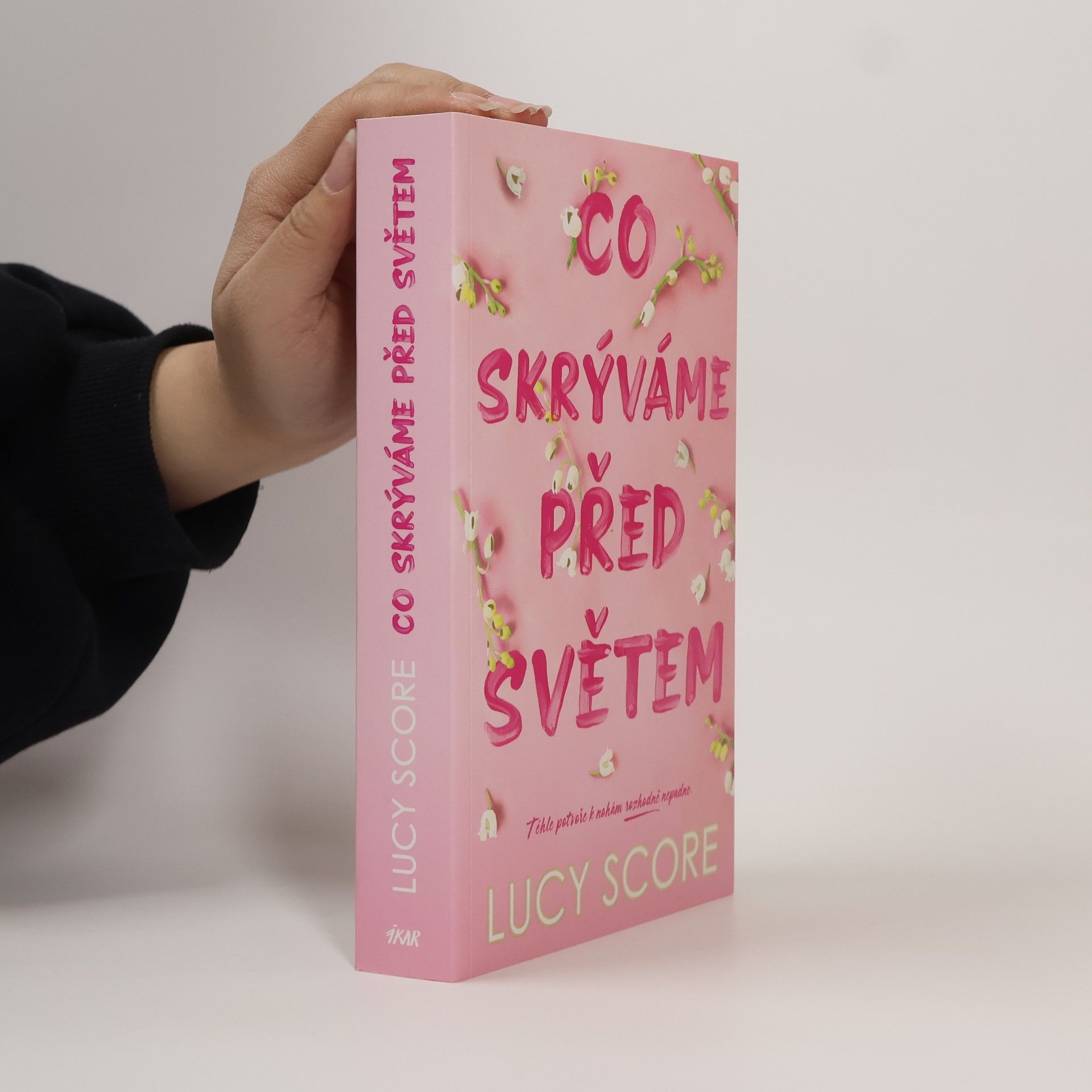 Lucy Score Co skrýváme před světem