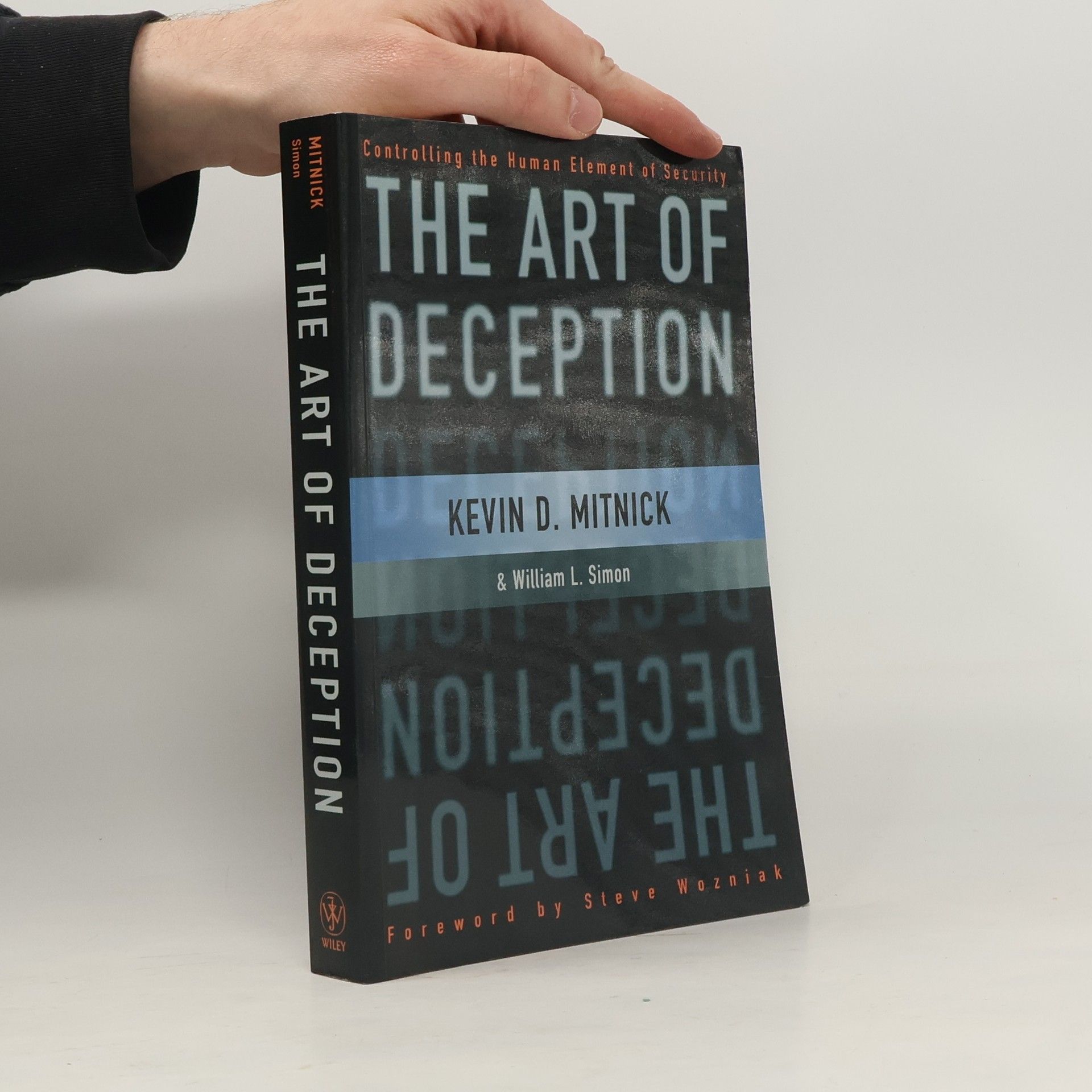 The art of deception : controlling the human element of security