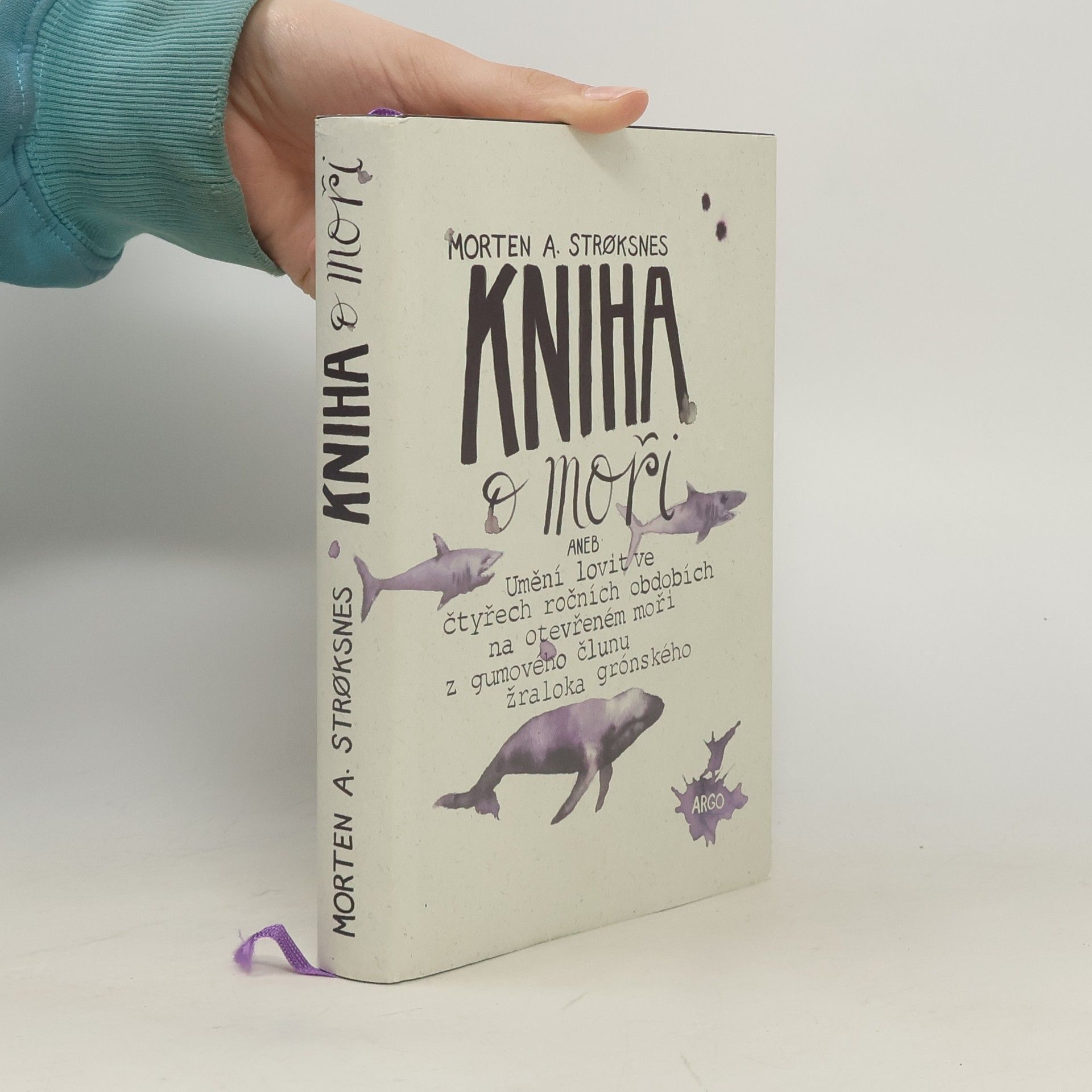 Morten Strøksnes Kniha o moři aneb Umění lovit ve čtyřech ročních obdobích na otevřeném moři z gumového člunu žraloka grónského