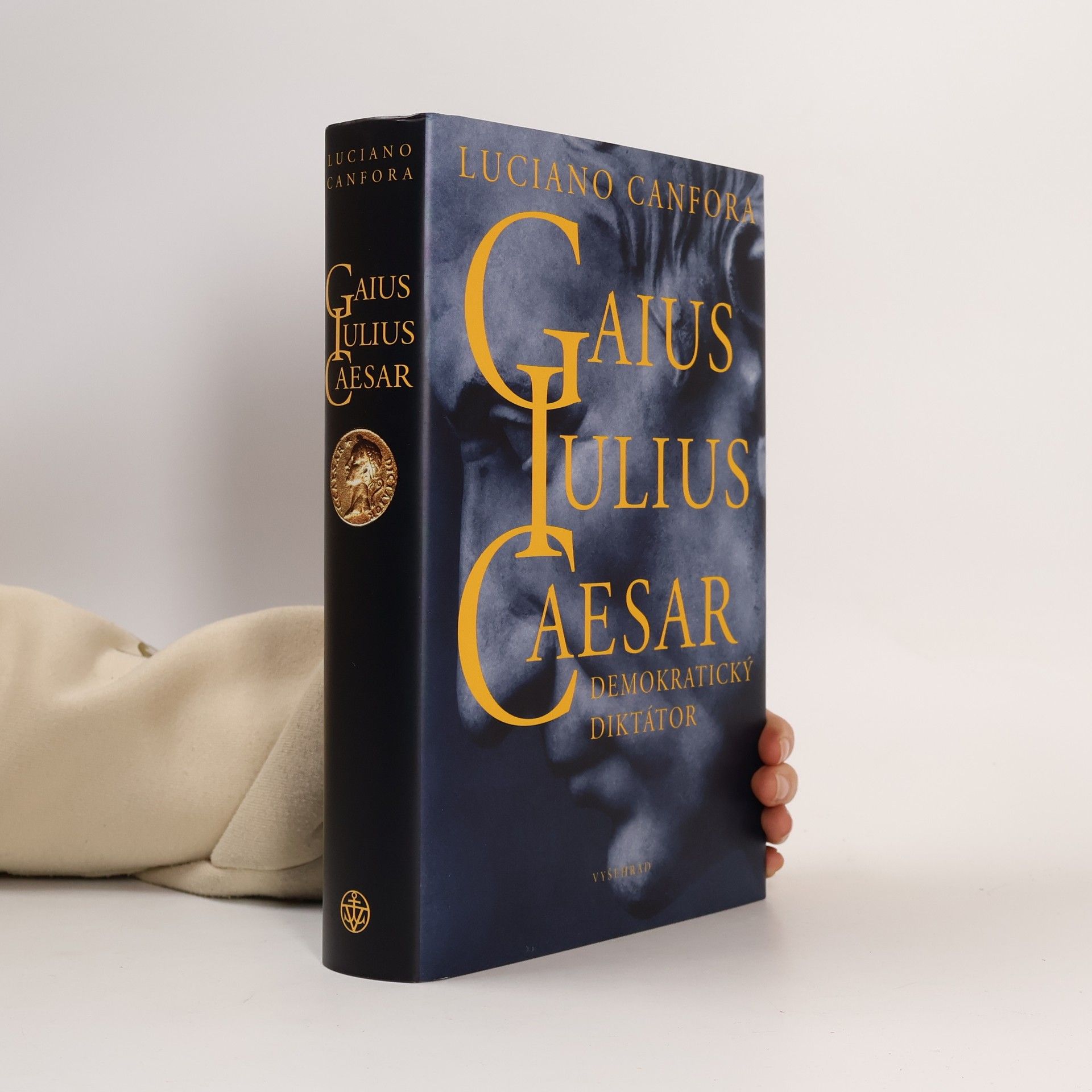 Luciano Canfora Gaius Iulius Caesar. Demokratický diktátor