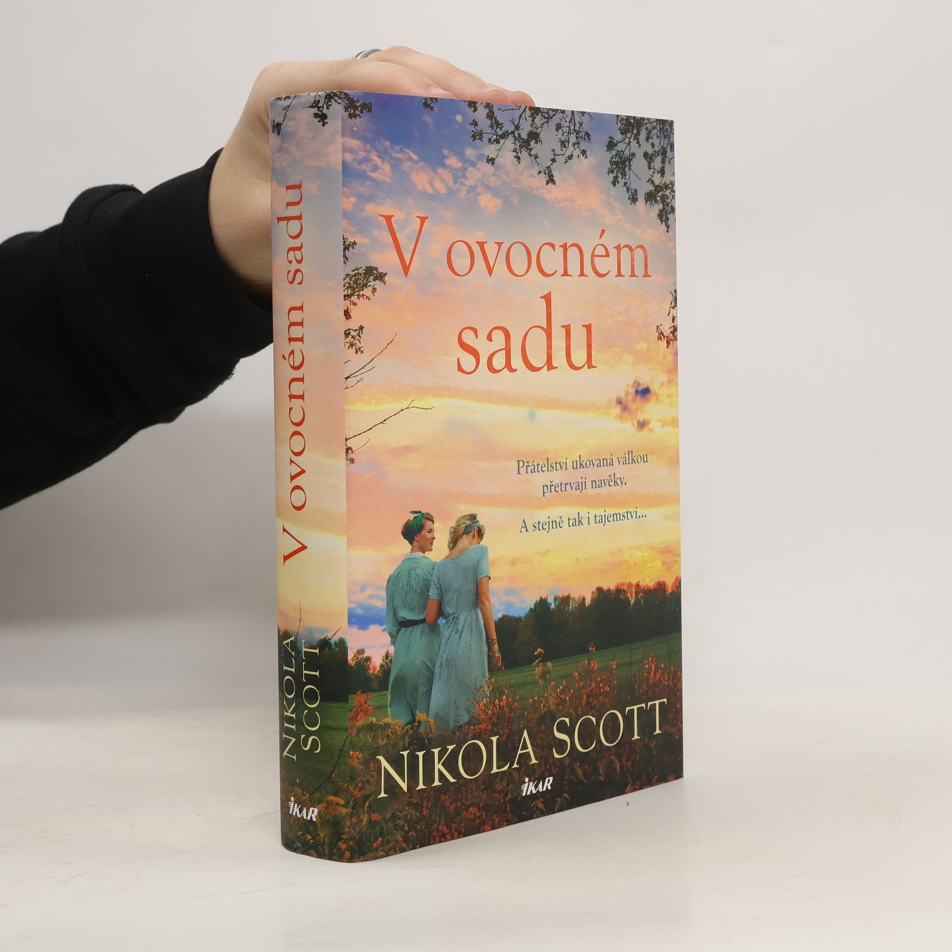 Nikola Scott V ovocném sadu