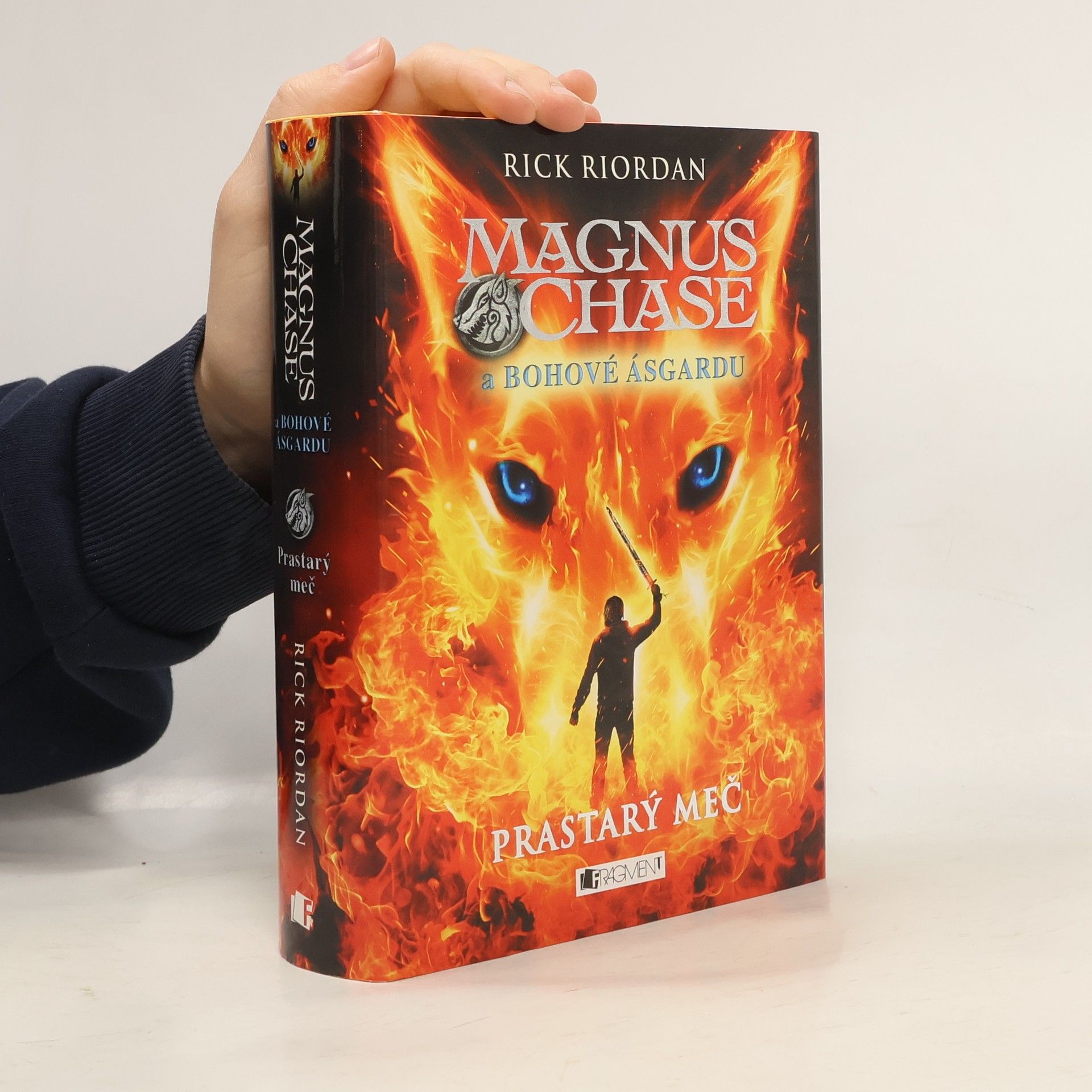 Rick Riordan Magnus Chase a bohové Ásgardu. Prastarý meč