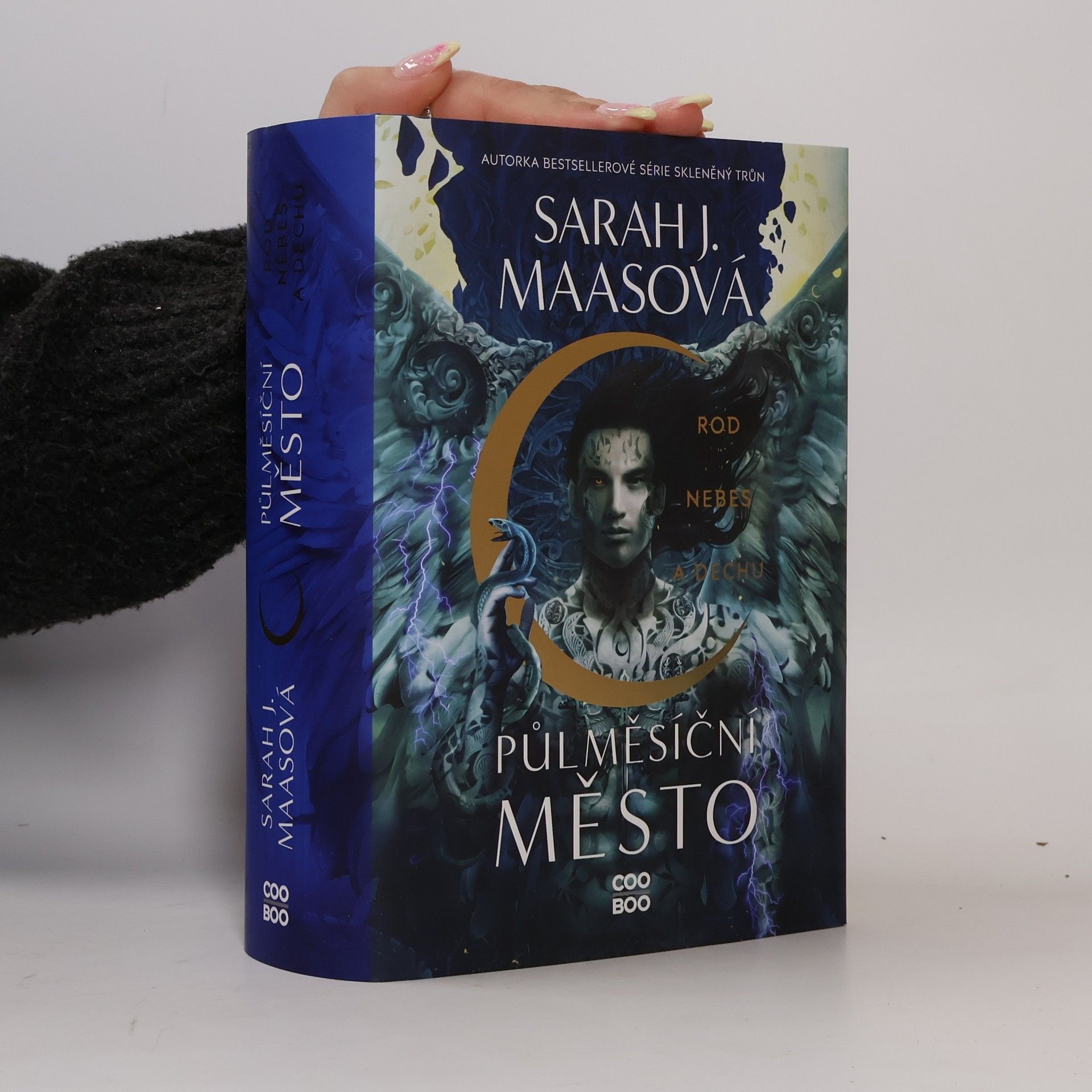 Sarah J. Maas Půlměsíční město. Rod nebes a dechu