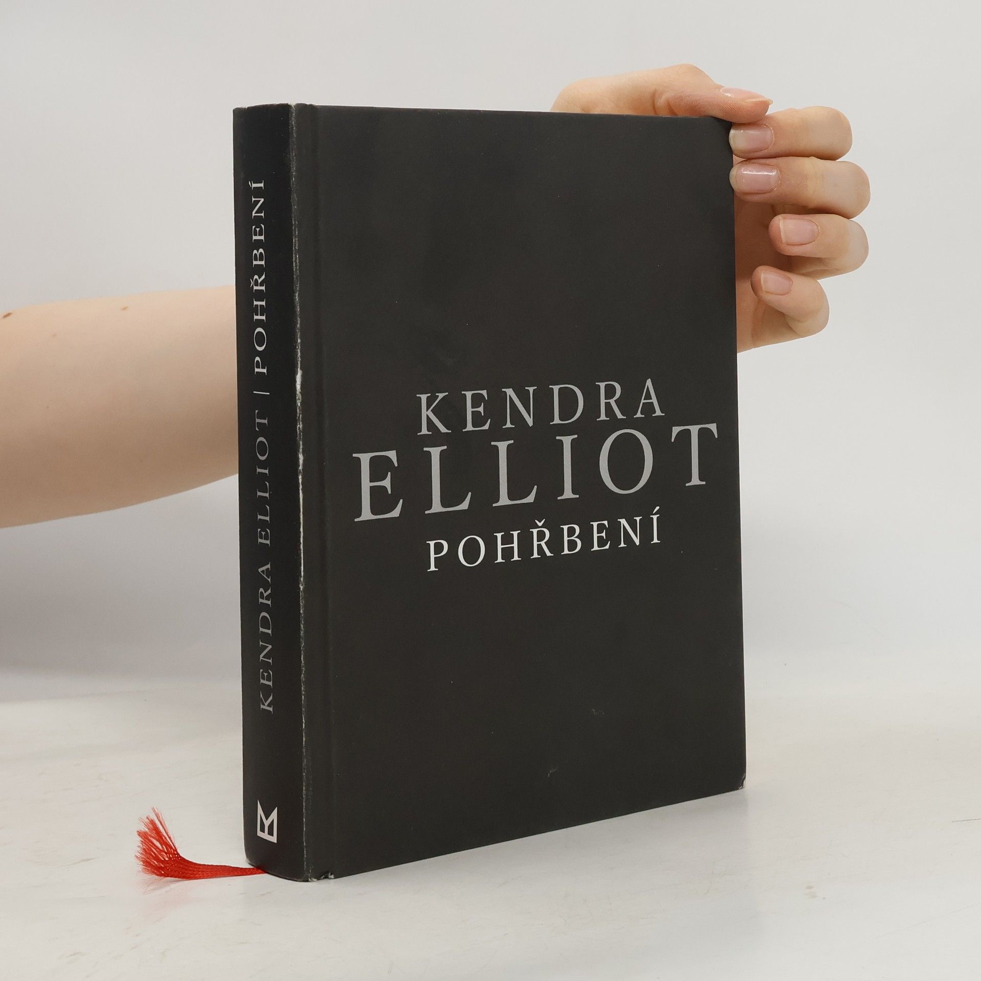 Kendra Elliot Pohřbení