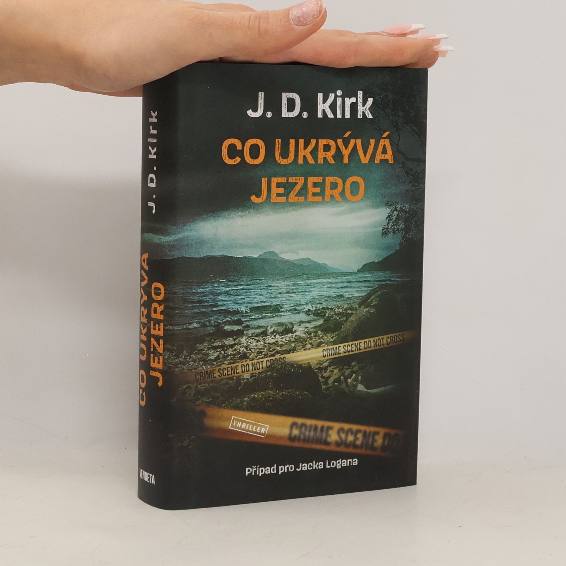 Barry Hutchison Co ukrývá jezero