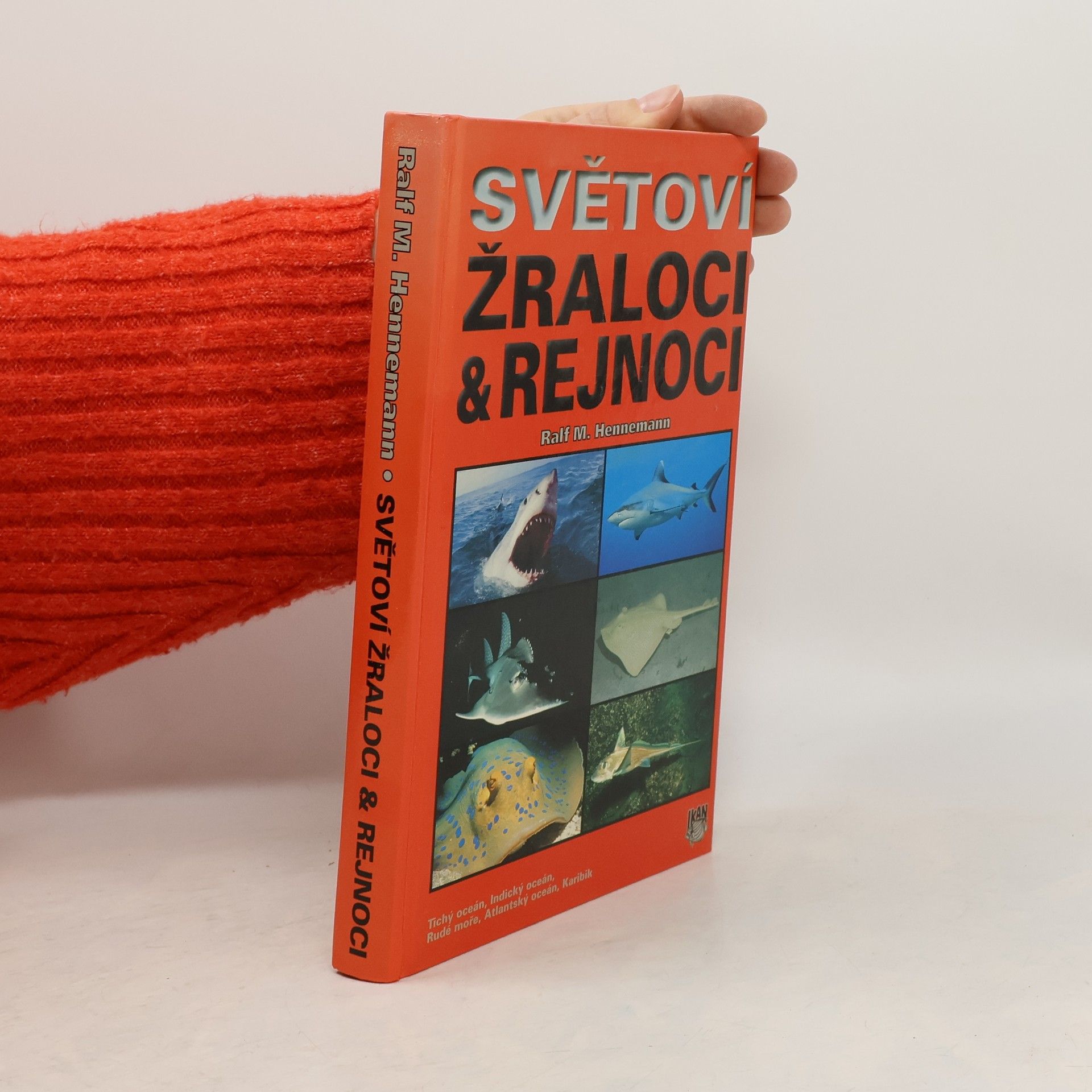 Ralf M. Hennemann Světoví žraloci & rejnoci : Tichý oceán, Indický oceán, Rudé moře, Atlantský oceán, Karibik