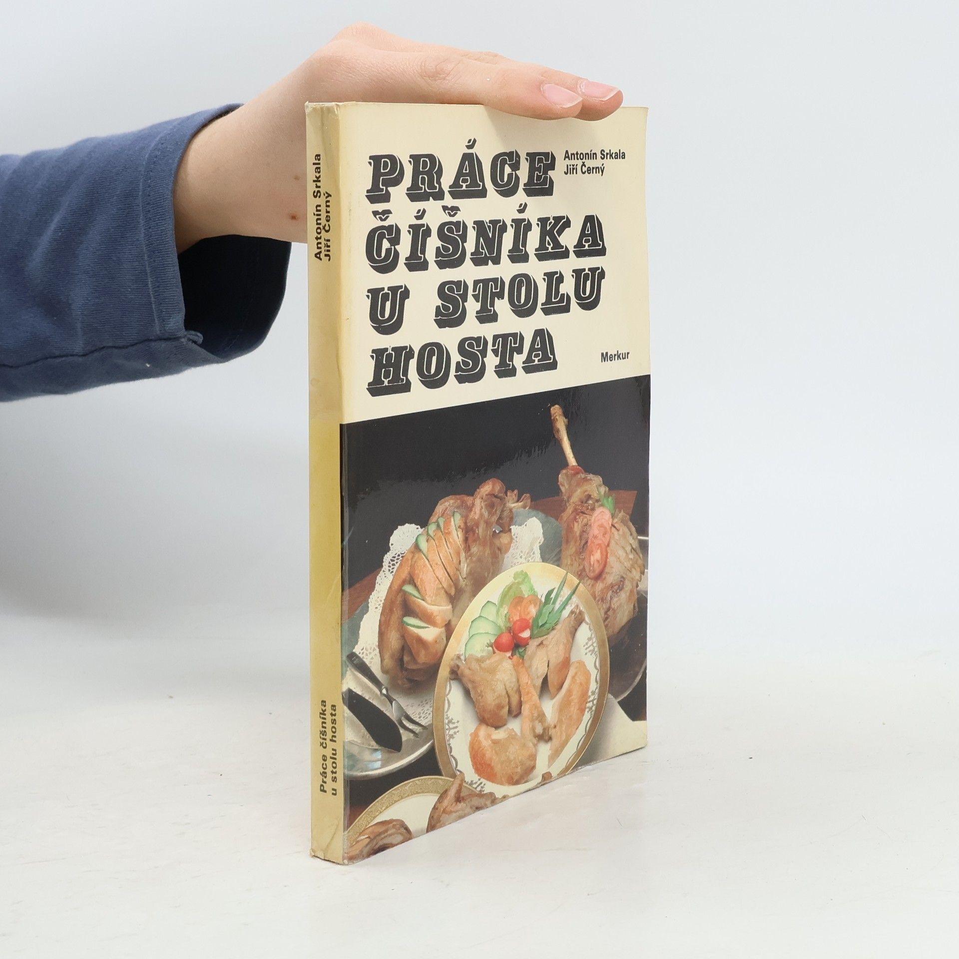 Práce číšníka u stolu hosta