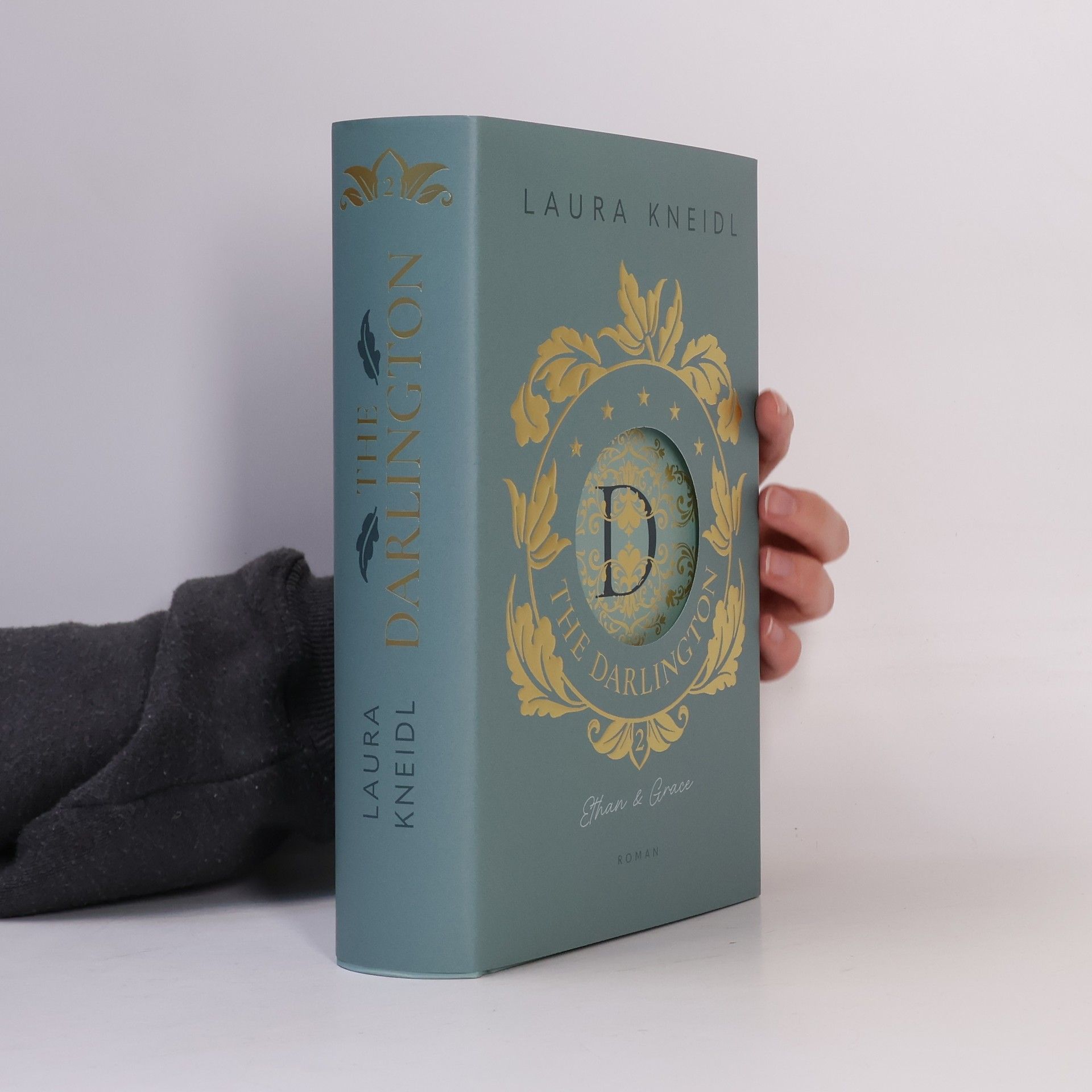 Laura Kneidl The Darlington 2. Ethan & Grace