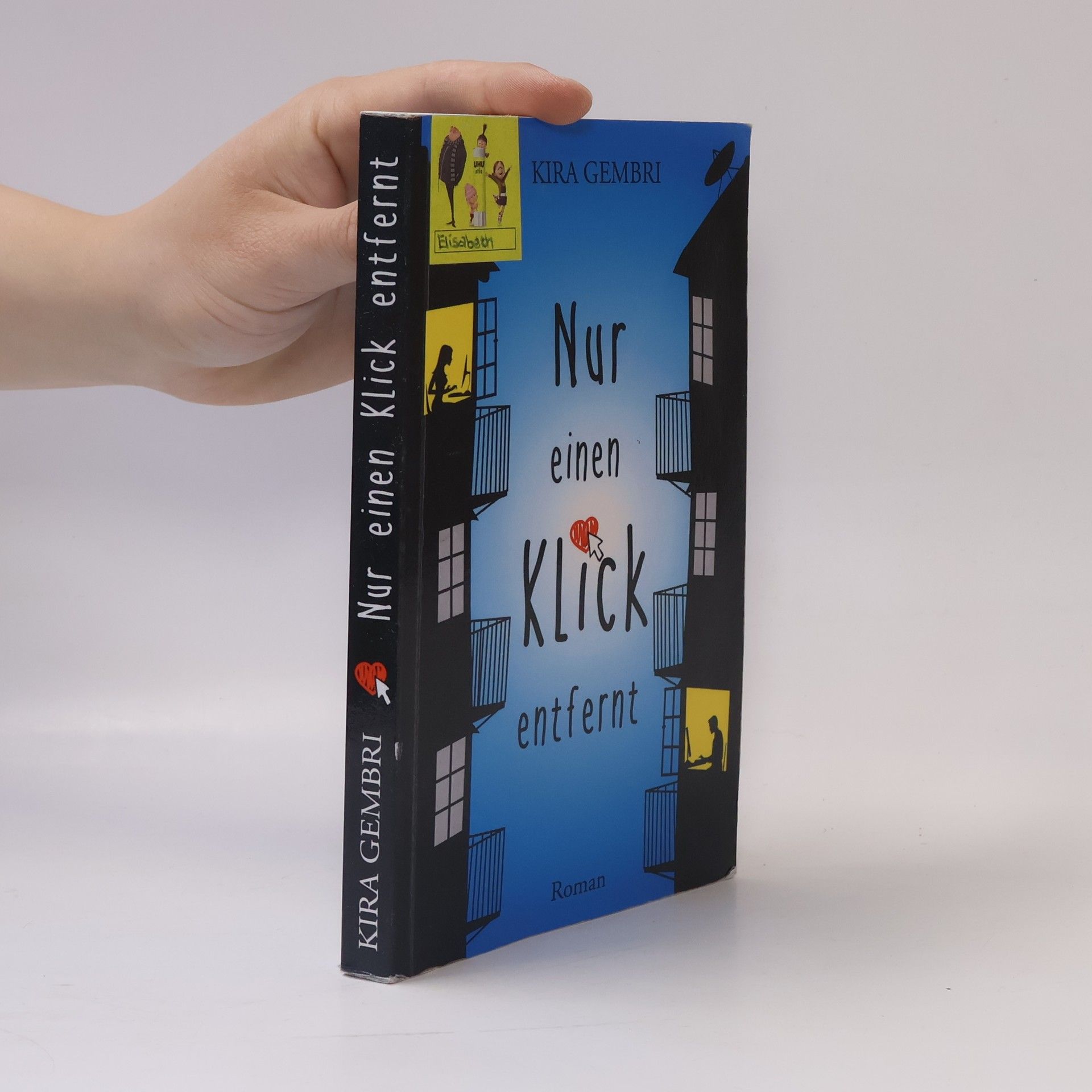 Kira Gembri Nur einen Klick entferent