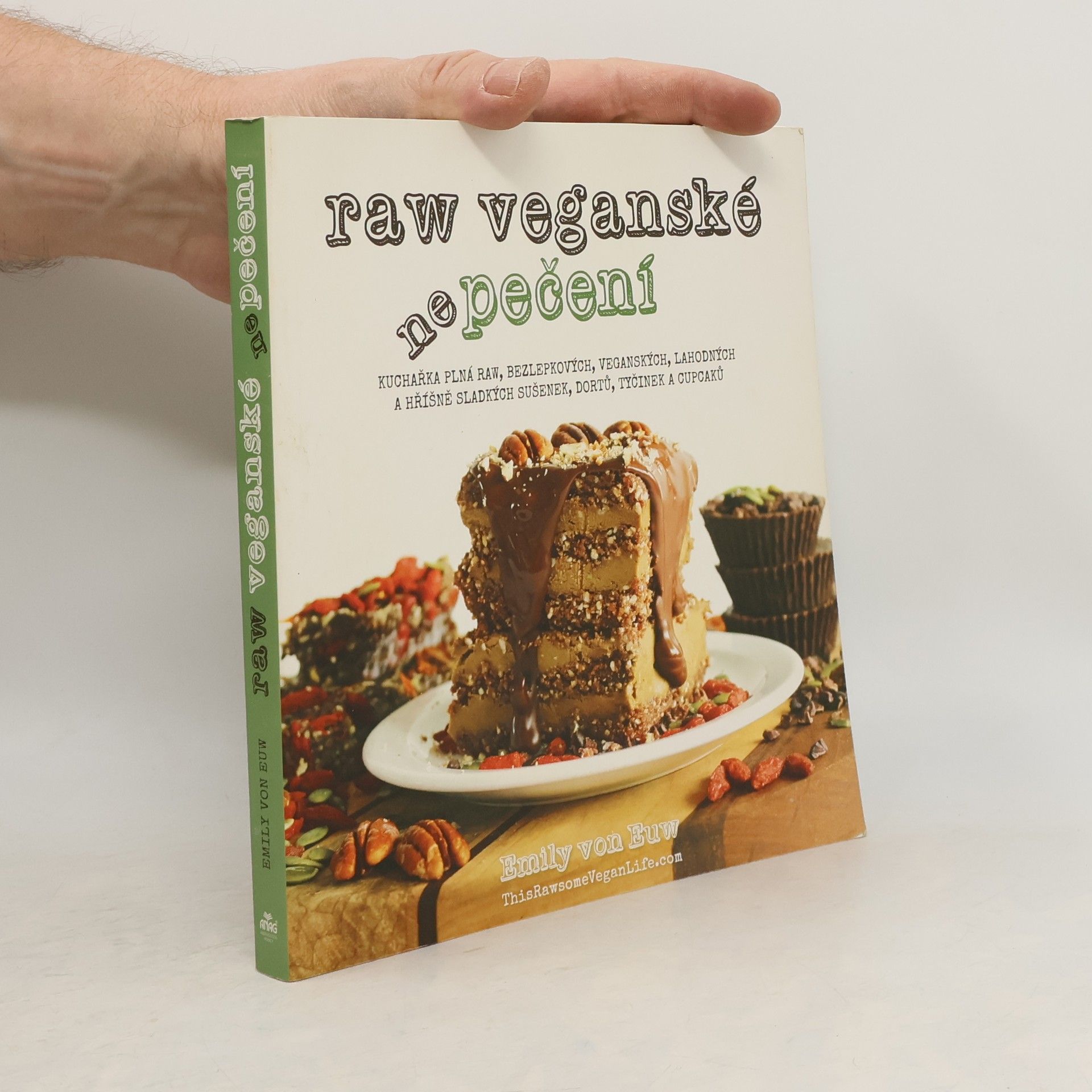 Emily Von Euw Raw veganské nepečení. Kuchařka plná raw, bezlepkových, veganských, lahodných a hříšně sladkých sušenek, dortů, tyčinek a cupcaků