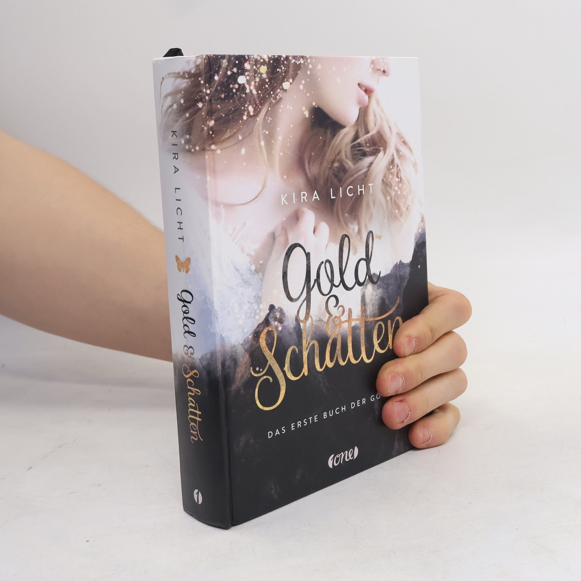 Kira Licht Gold und Schatten