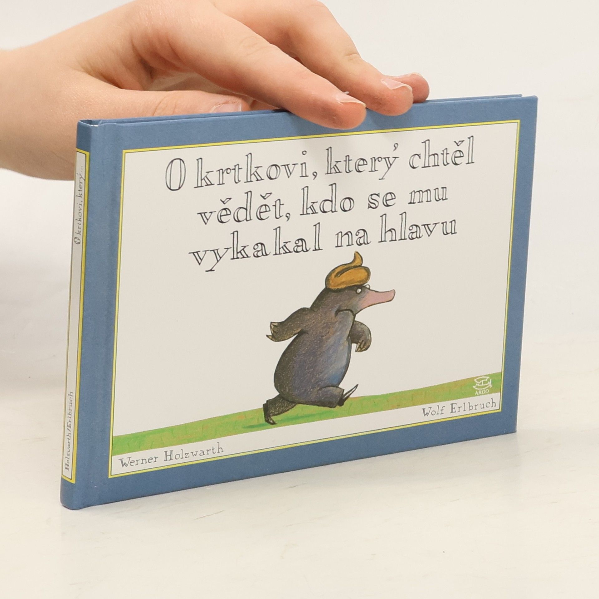 Werner Holzwarth O krtkovi, který chtěl vědět, kdo se mu vykakal na hlavu