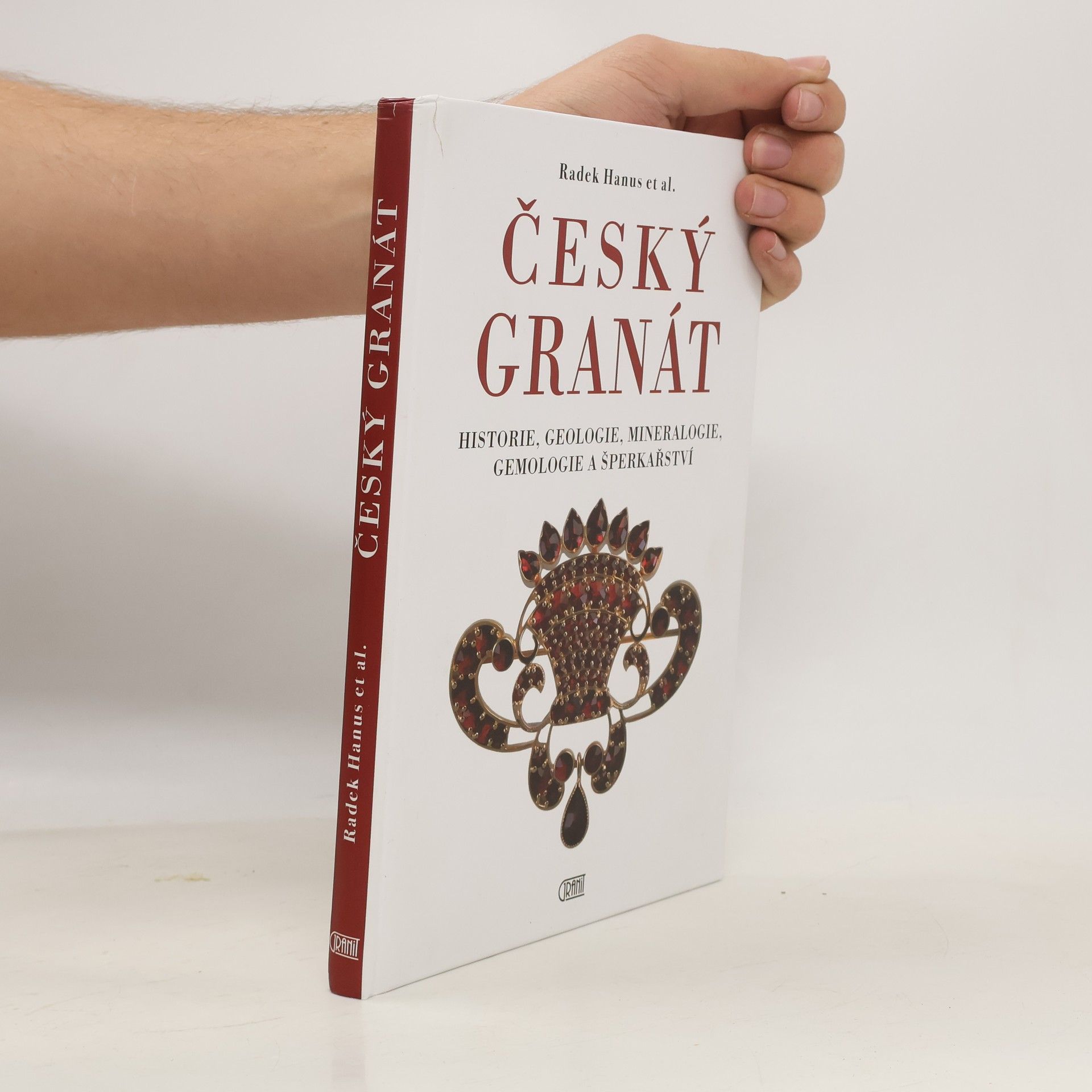 Radek Hanus Český granát: historie, geologie, mineralogie, gemologie a šperkařství