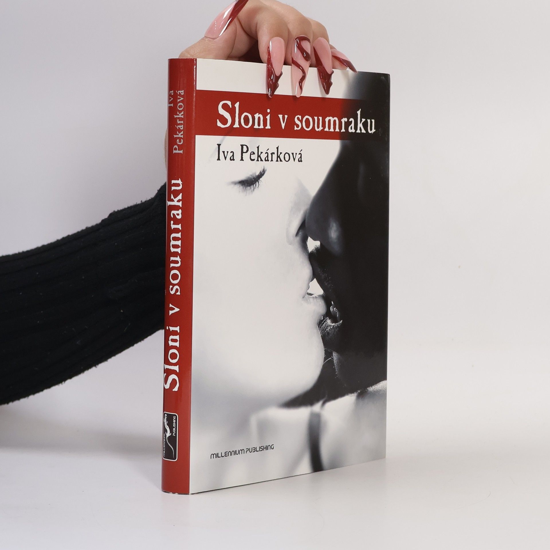 Iva Pekárková Sloni v soumraku