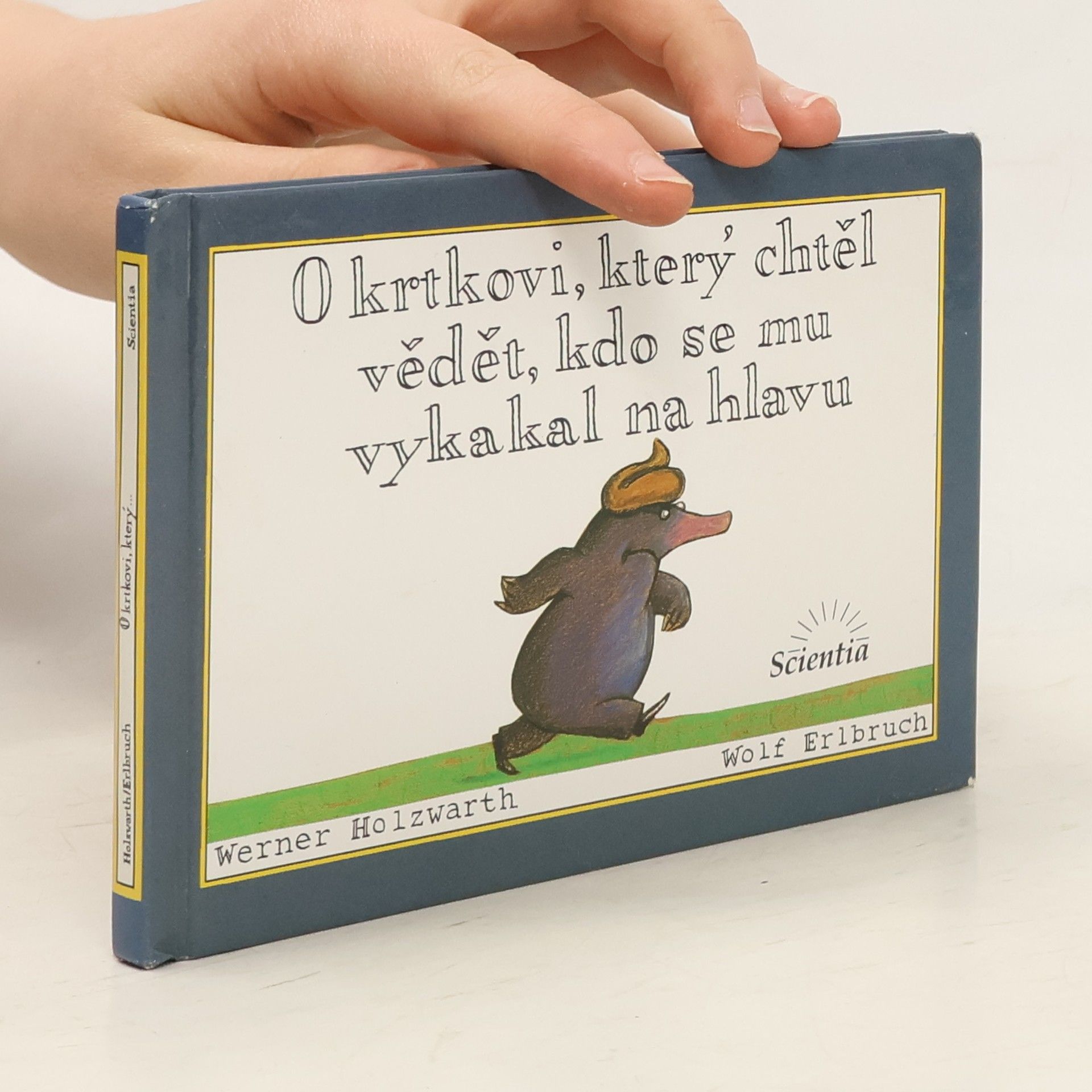 Werner Holzwarth O krtkovi, který chtěl vědět, kdo se mu vykakal na hlavu