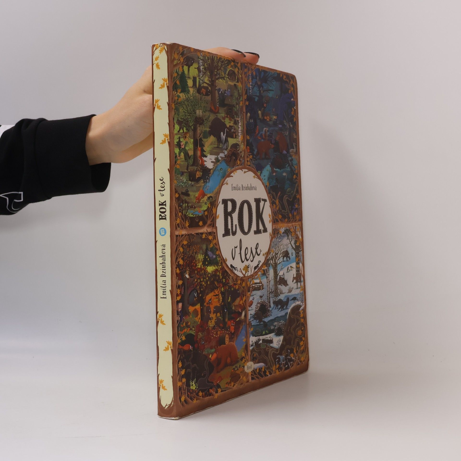 Emilia Dziubak Rok v lese