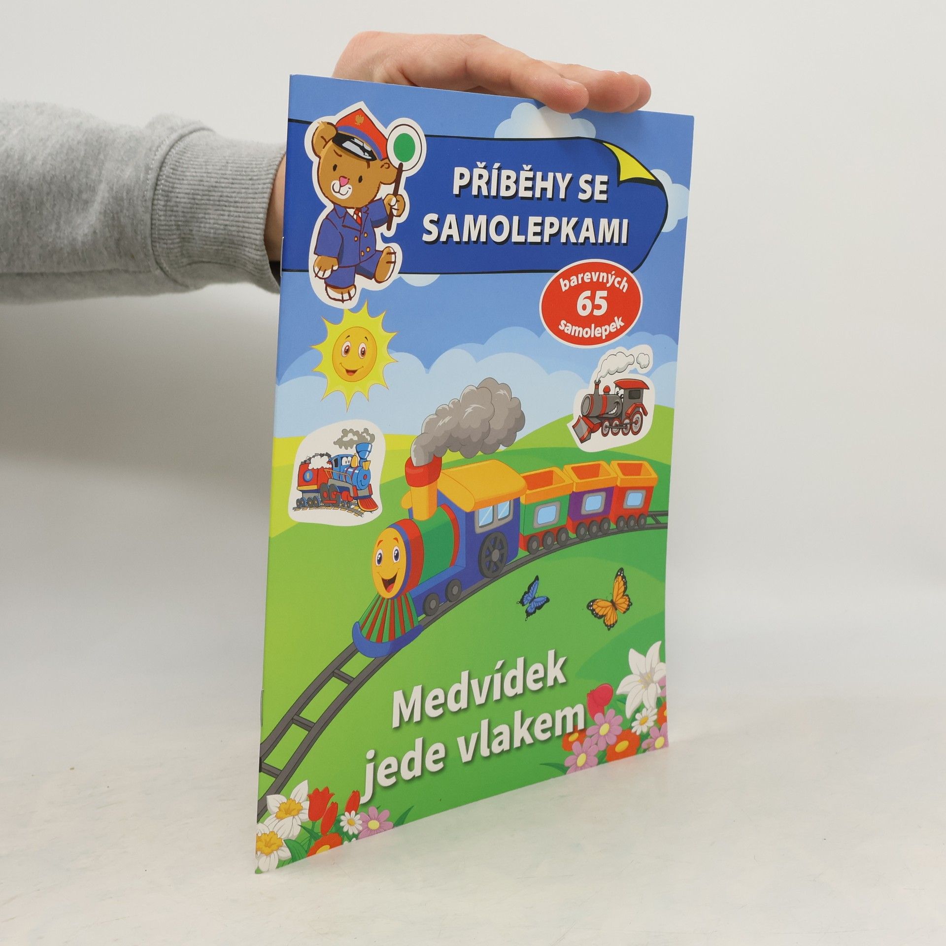 Medvídek jede vlakem