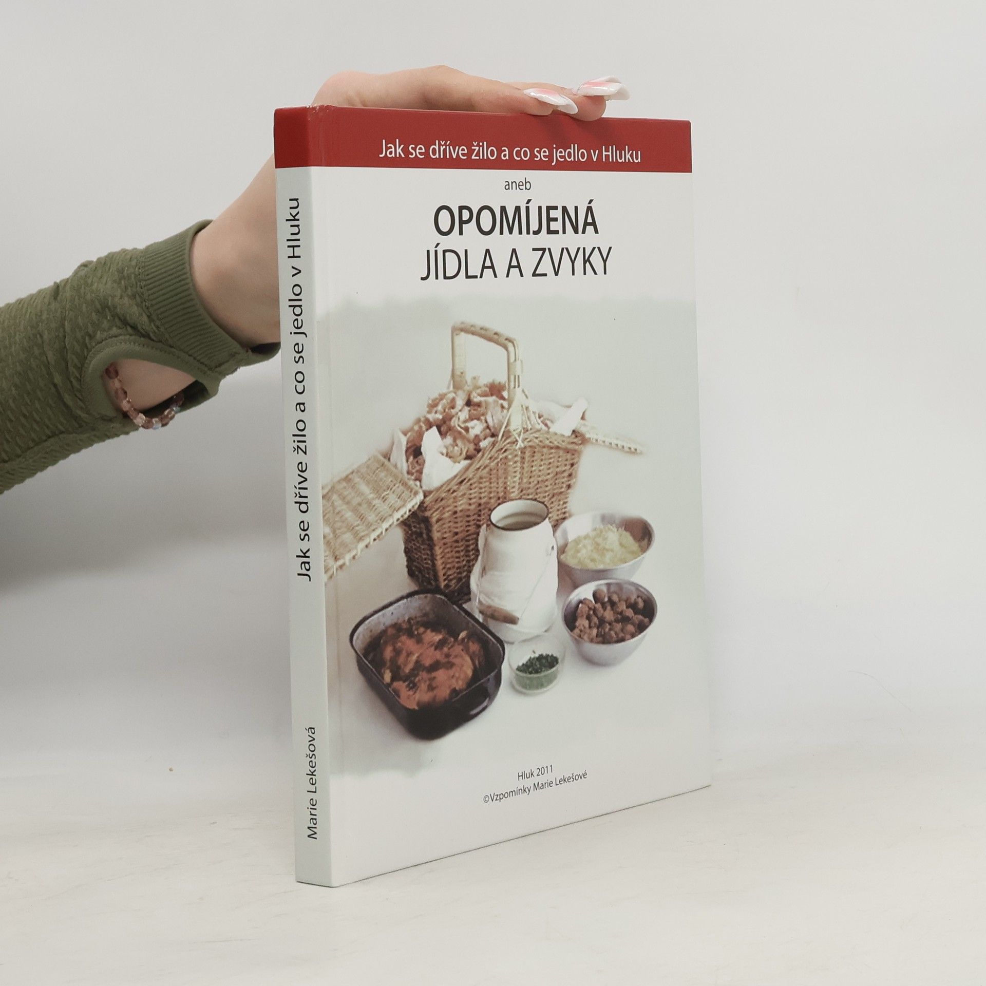 Marie Lekešová Jak se dříve žilo a co se jedlo v Hluku aneb opomíjená jídla a zvyky