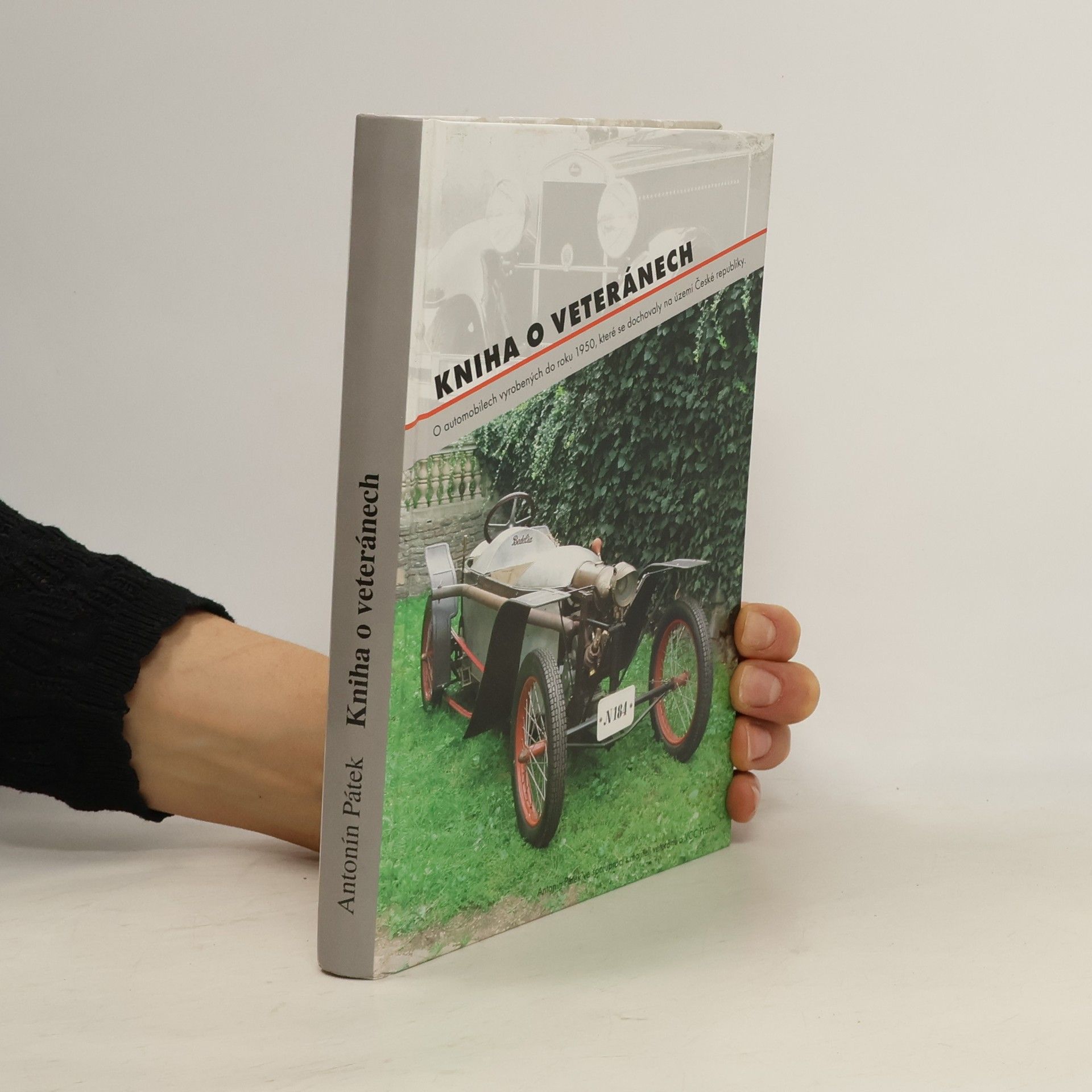 Antonín Pátek Kniha o veteránech. O automobilech vyrobených do roku 1950, které se dochovaly na území České republiky