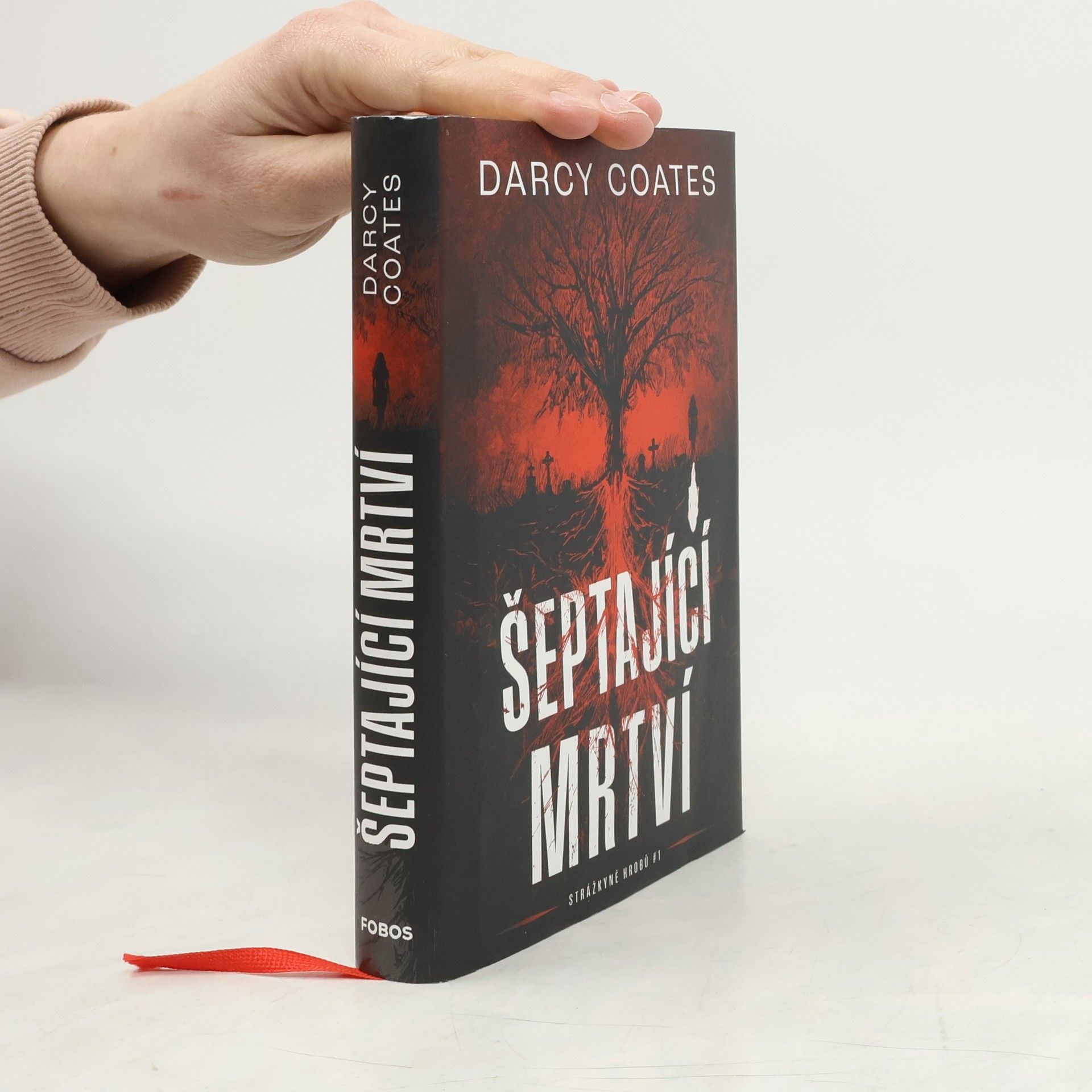 Darcy Coates Šeptající mrtví