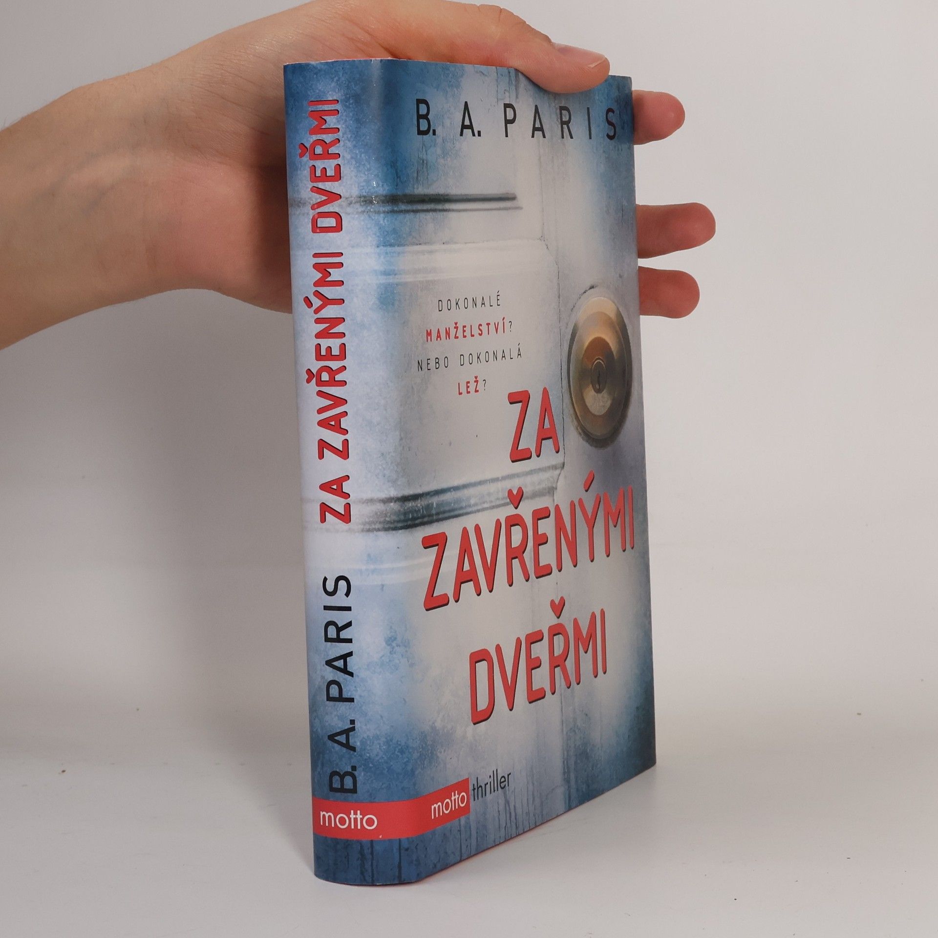 B.A. Paris Za zavřenými dveřmi