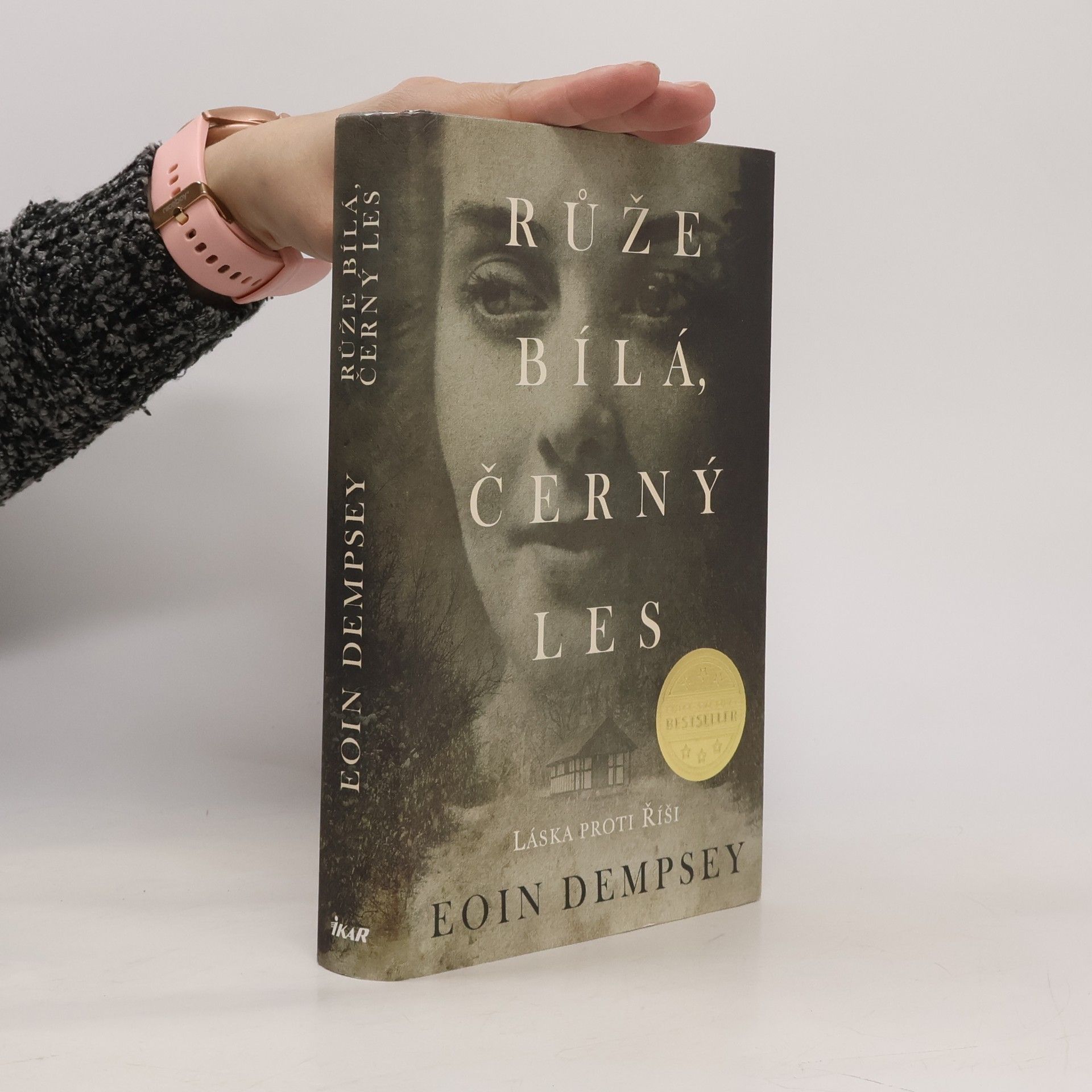 Eoin Dempsey Růže bílá, černý les