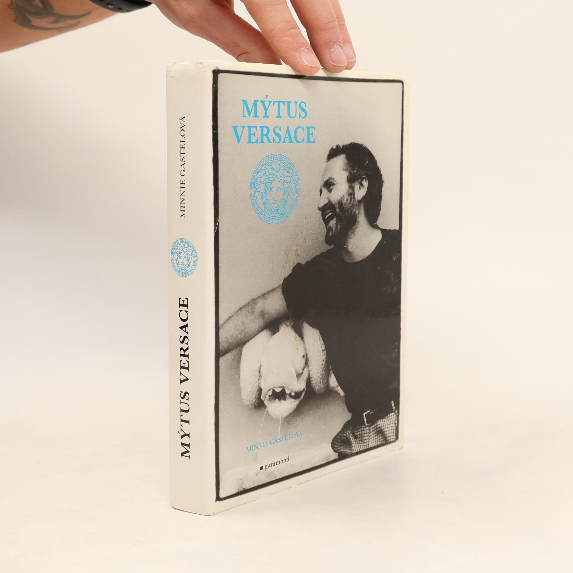 Minnie Gastel Mýtus Versace