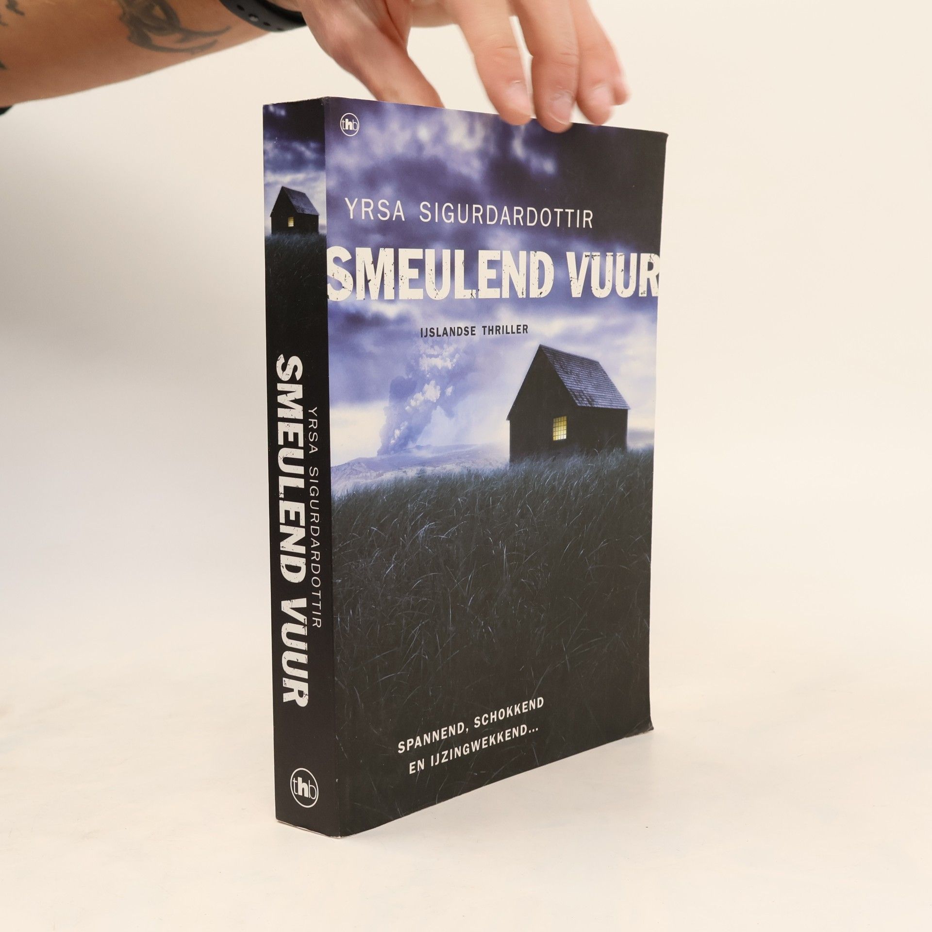 Yrsa Sigurðardóttir Smeulend vuur / druk 1