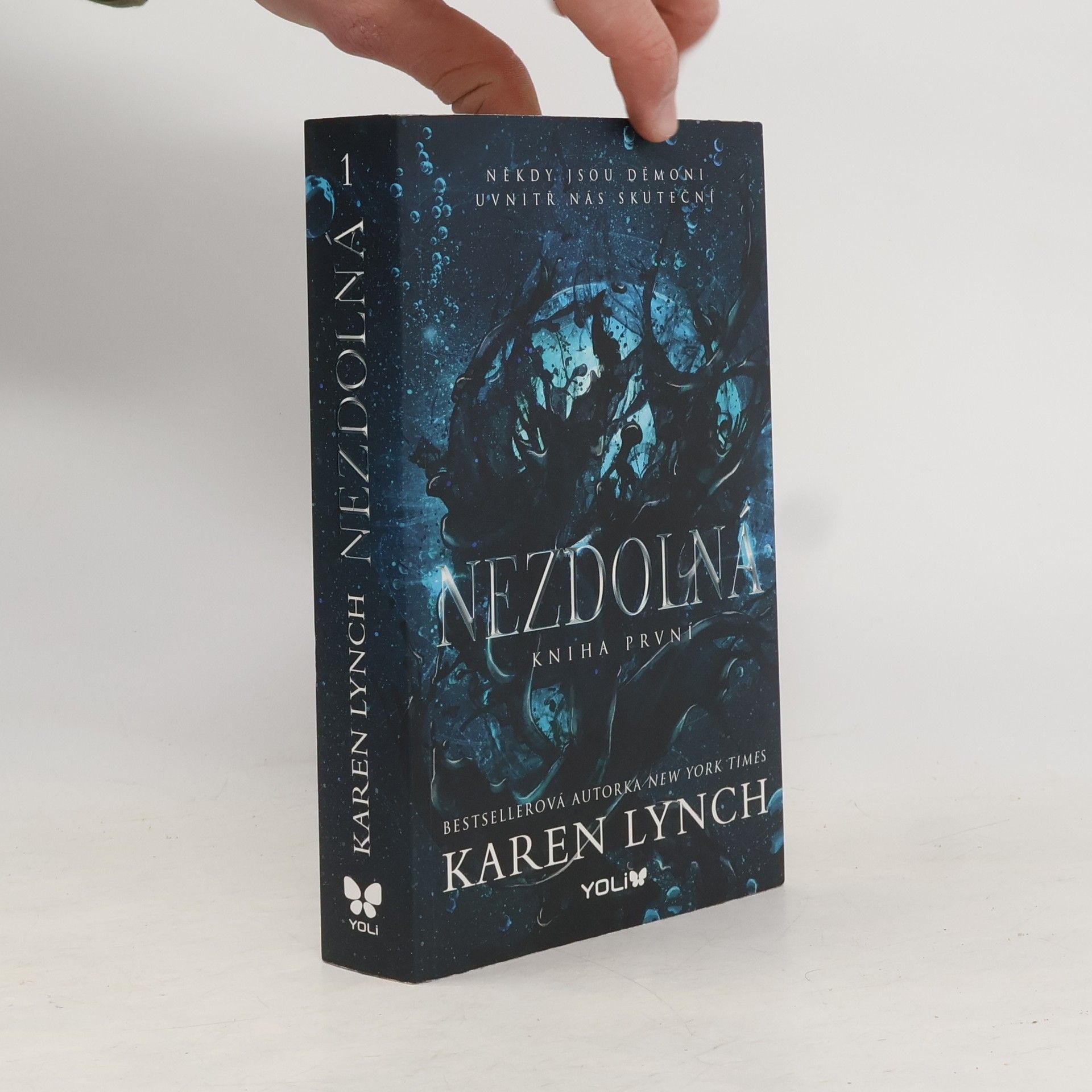 Karen Lynch Nezdolná. Kniha první