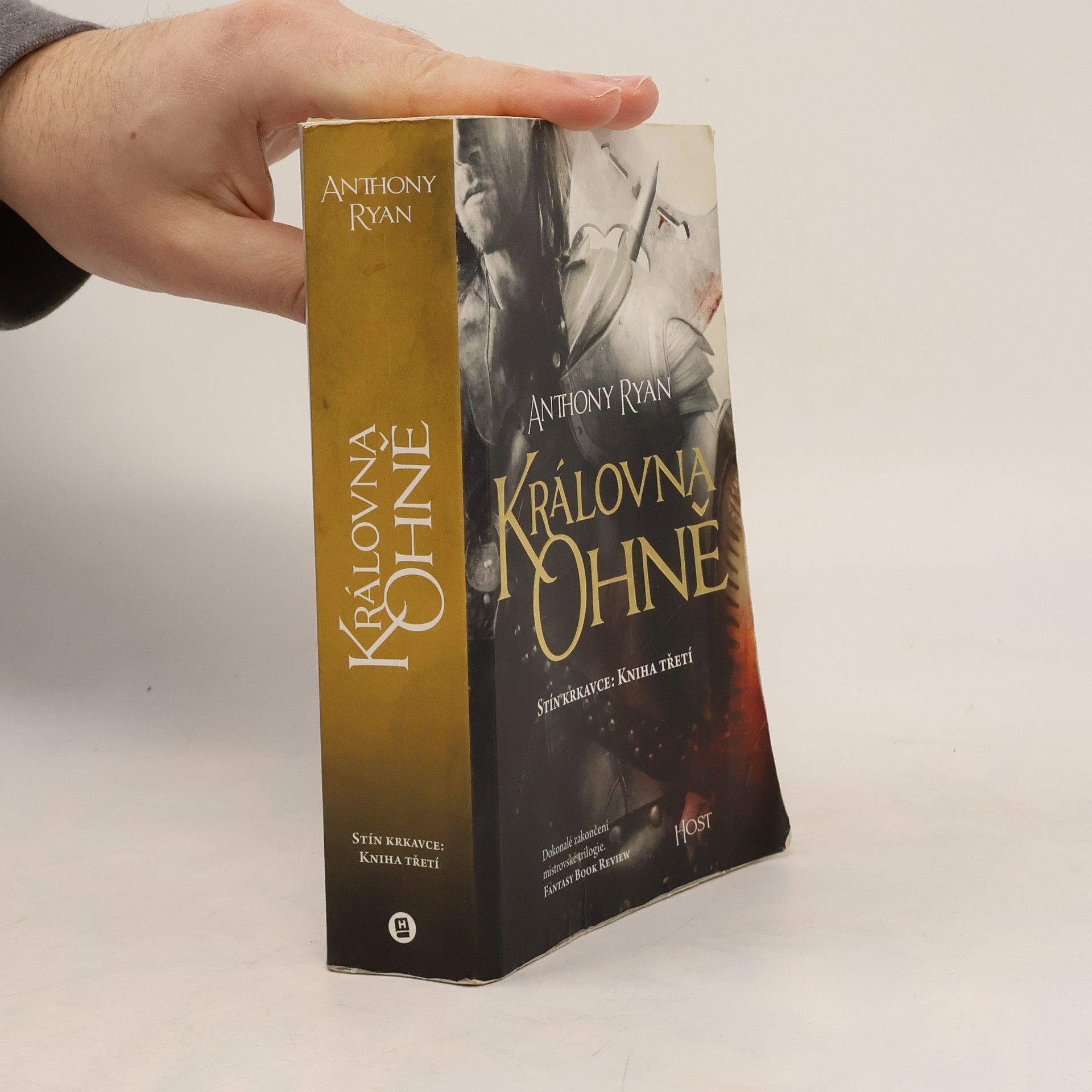 Anthony Ryan Královna ohně. Stín Krkavce. 3. díl