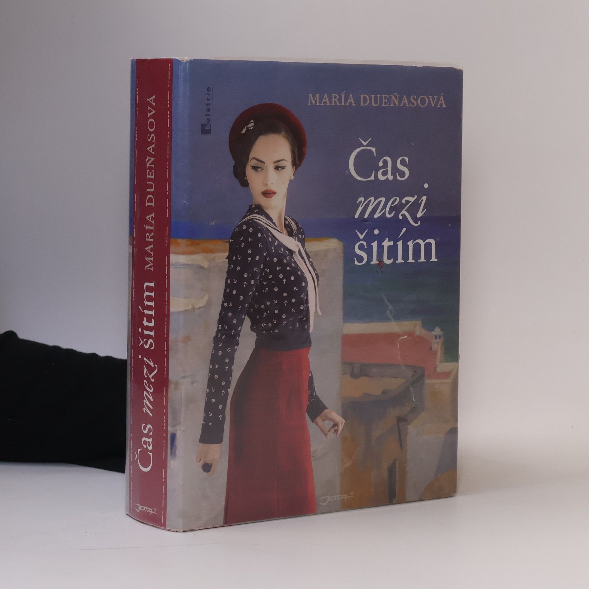 María Dueñas Čas mezi šitím