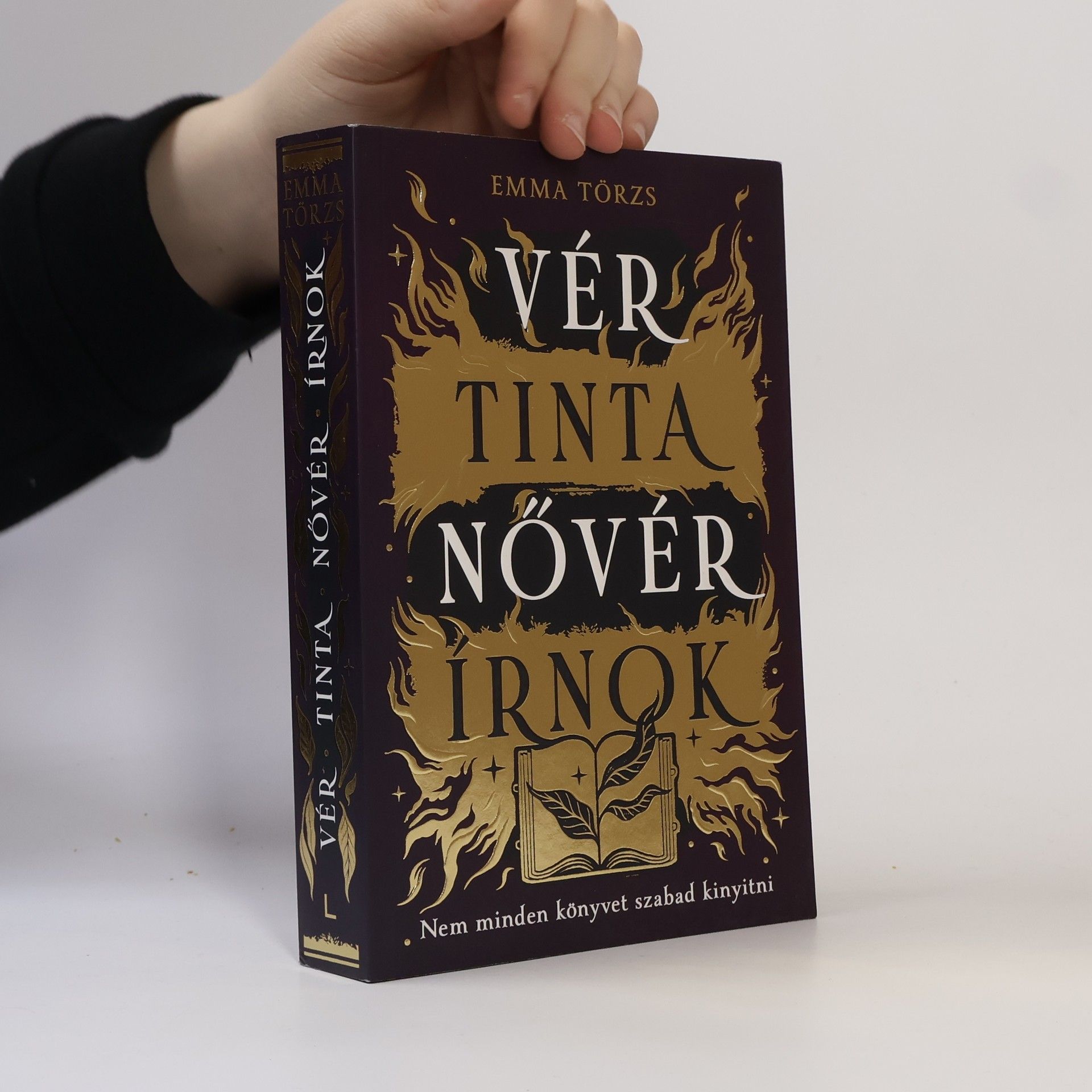 Emma Törzsv Vér, tinta, nővér, írnok