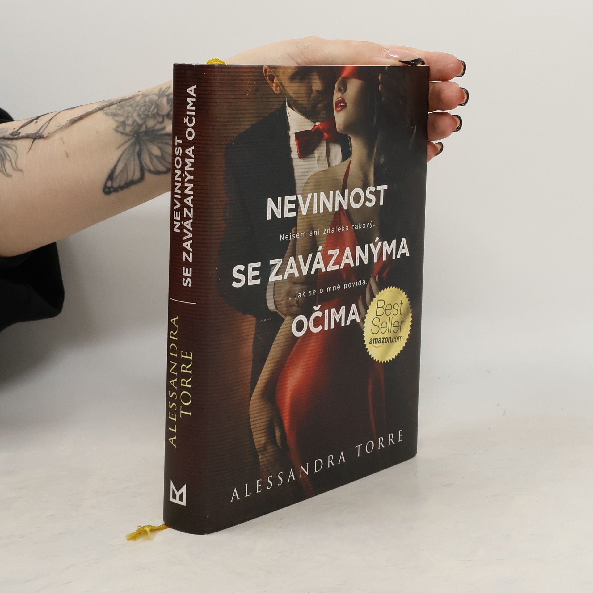 Alessandra Torre Nevinnost se závazanýma očima