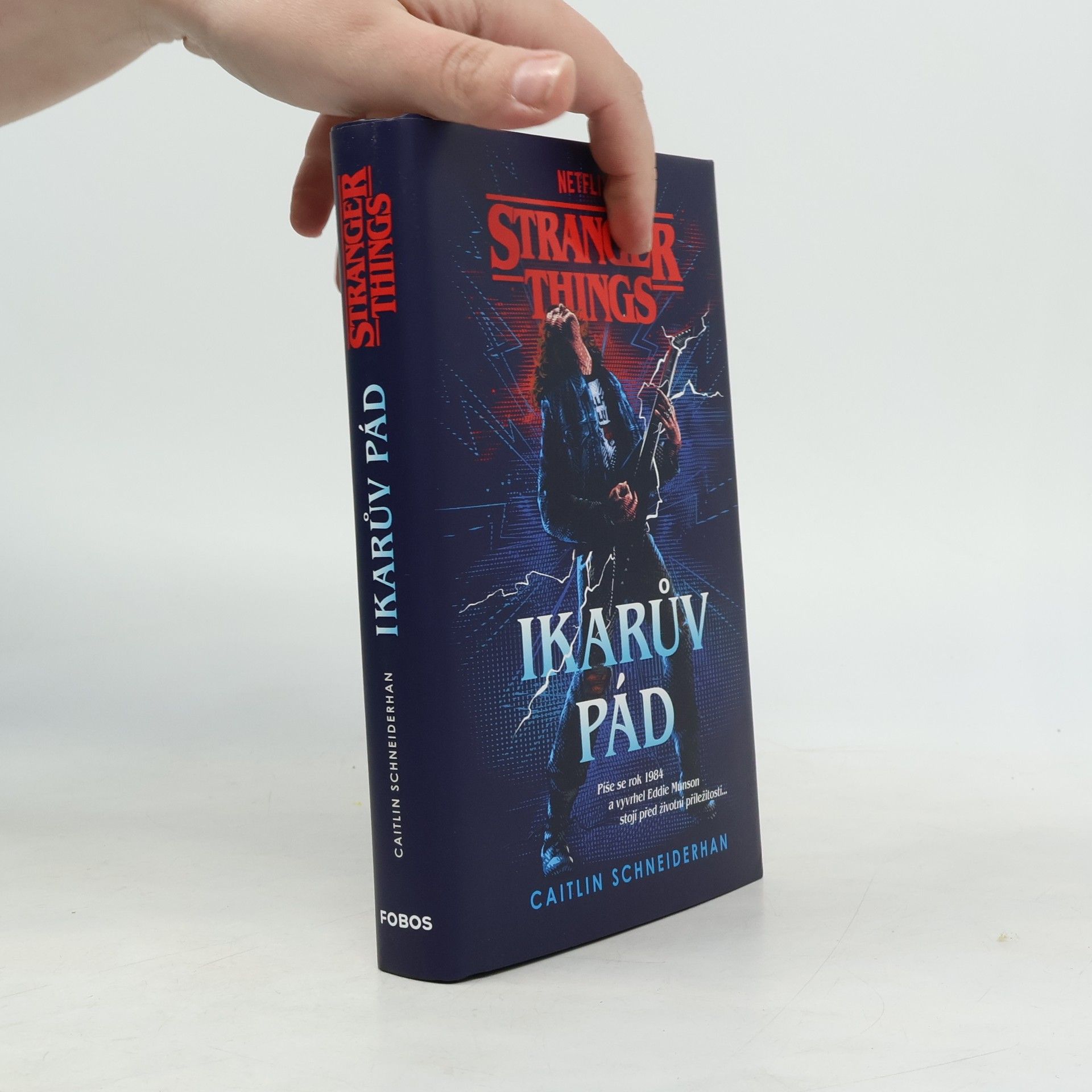 Caitlin Schneiderhan Stranger Things. Ikarův pád
