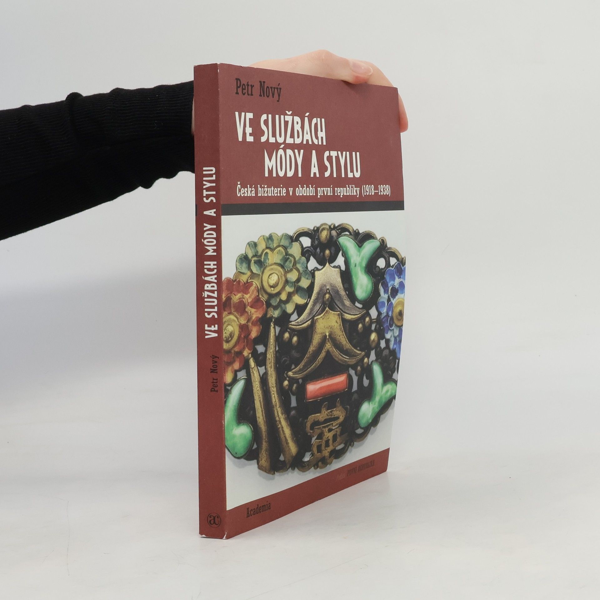 Petr Nový Ve službách módy a stylu. česká bižuterie v období první republiky (1918-1938)