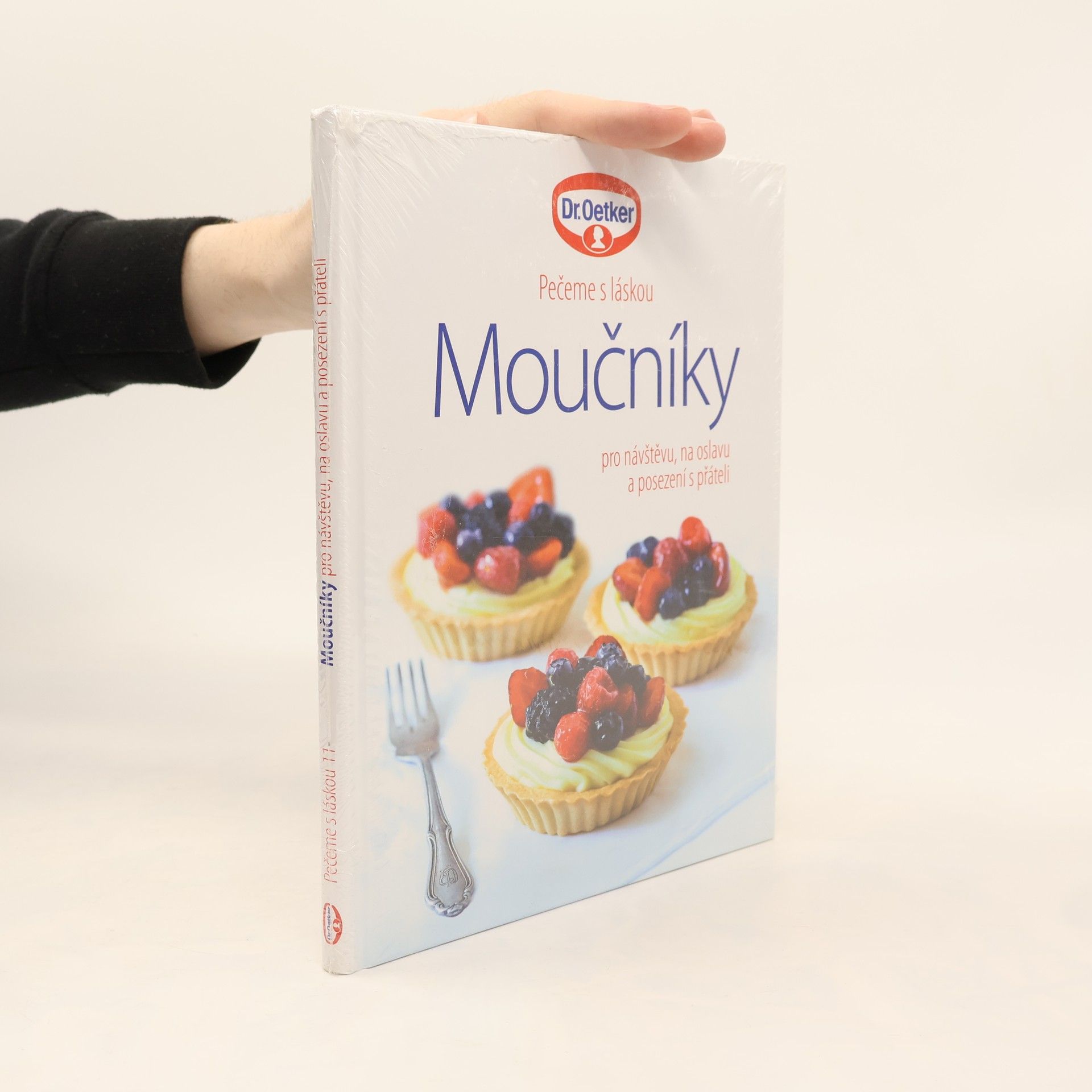 Pečeme s láskou 11. Moučníky pro návštěvu, na oslavu a posezení s přáteli