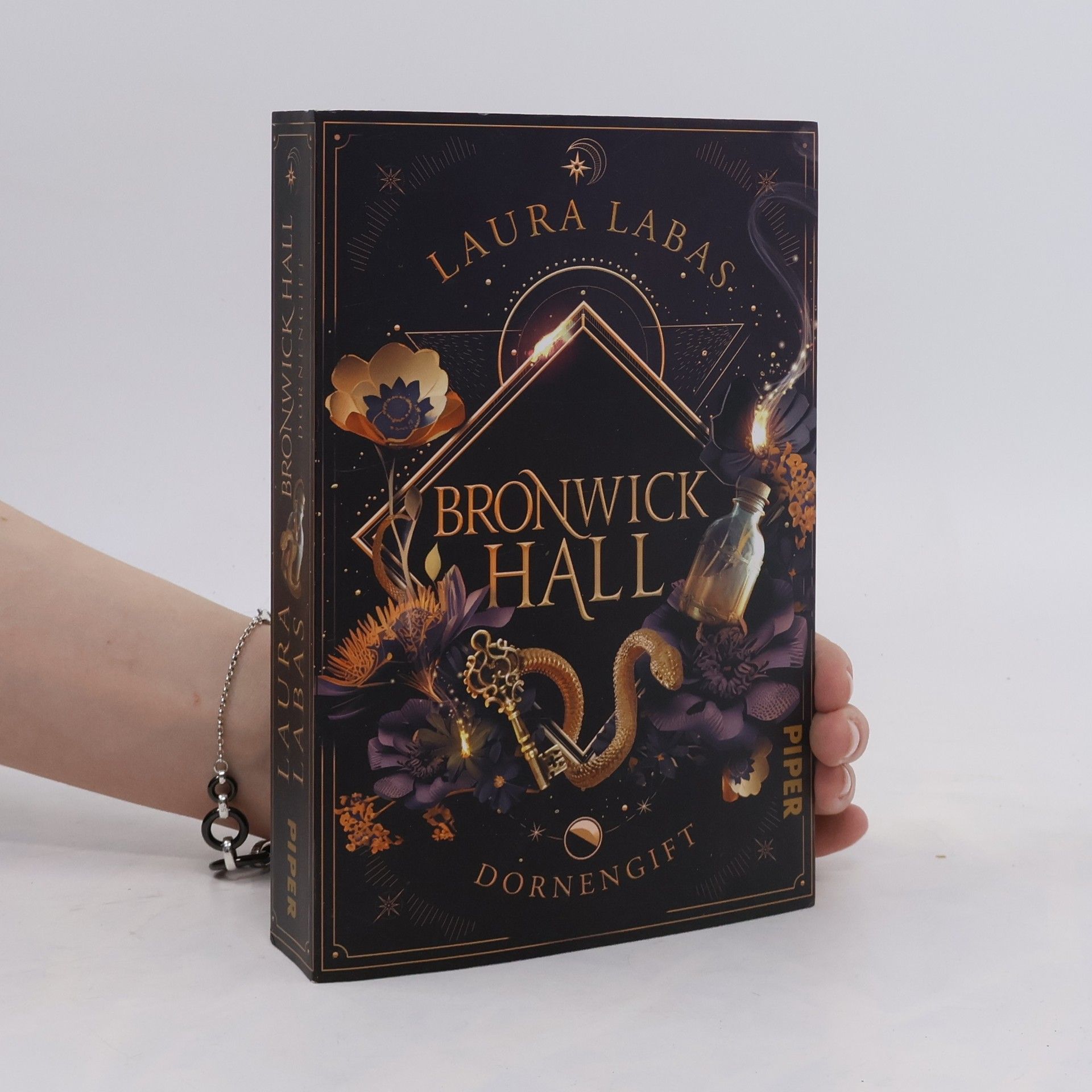 Laura Labas Bronwick Hall – Dornengift