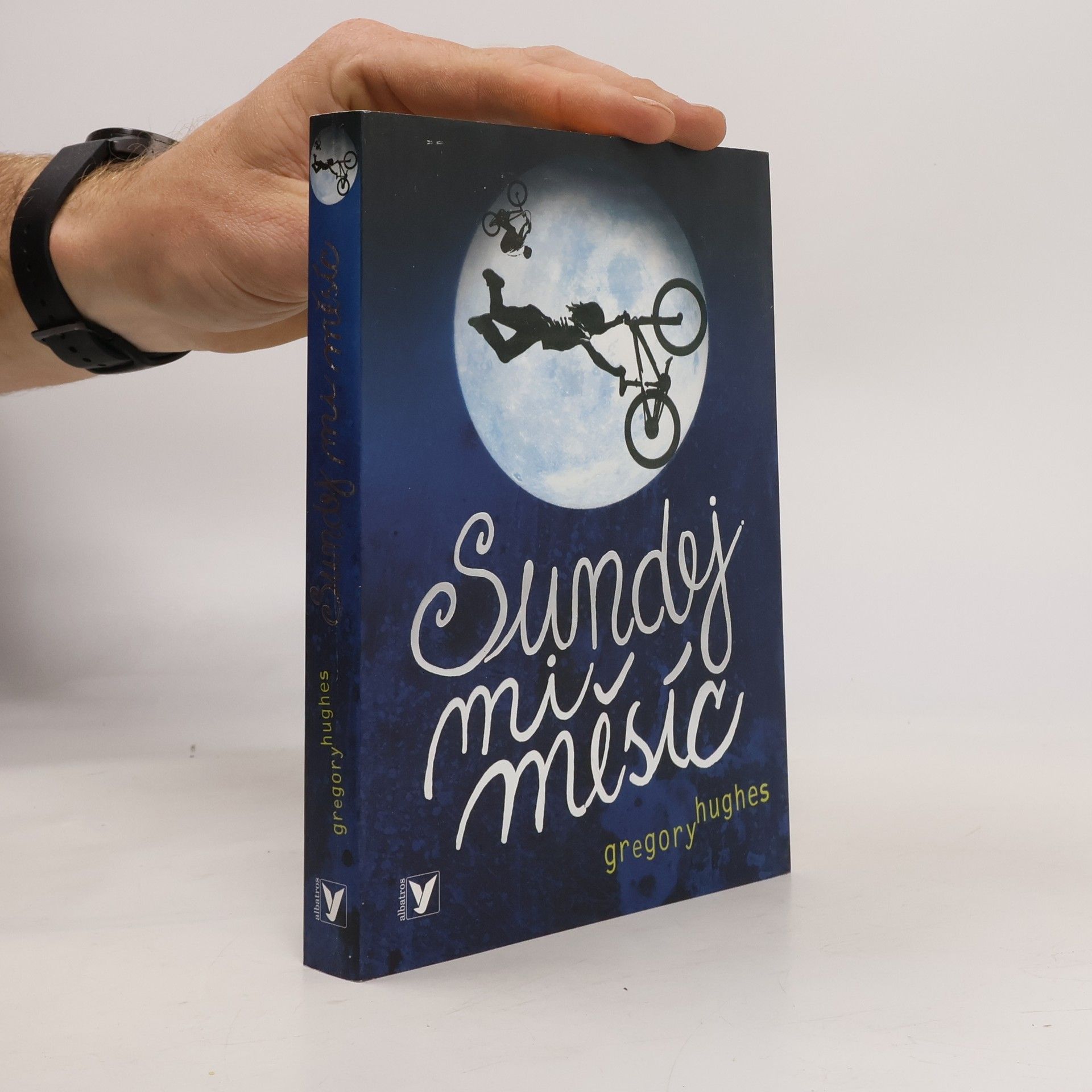 Gregory Hughes Sundej mi Měsíc