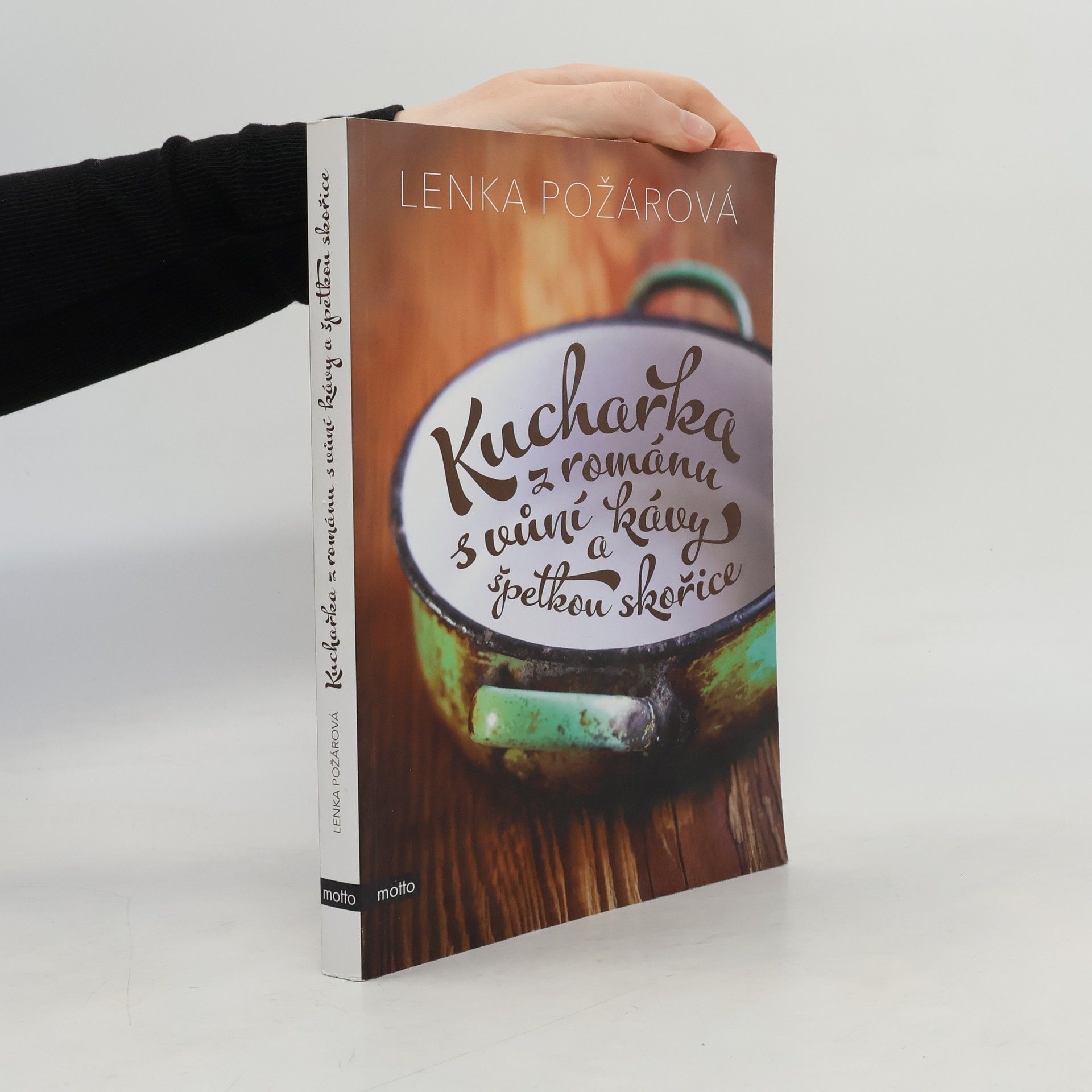 Lenka Požárová Kuchařka z románu s vůní kávy a špetkou skořice