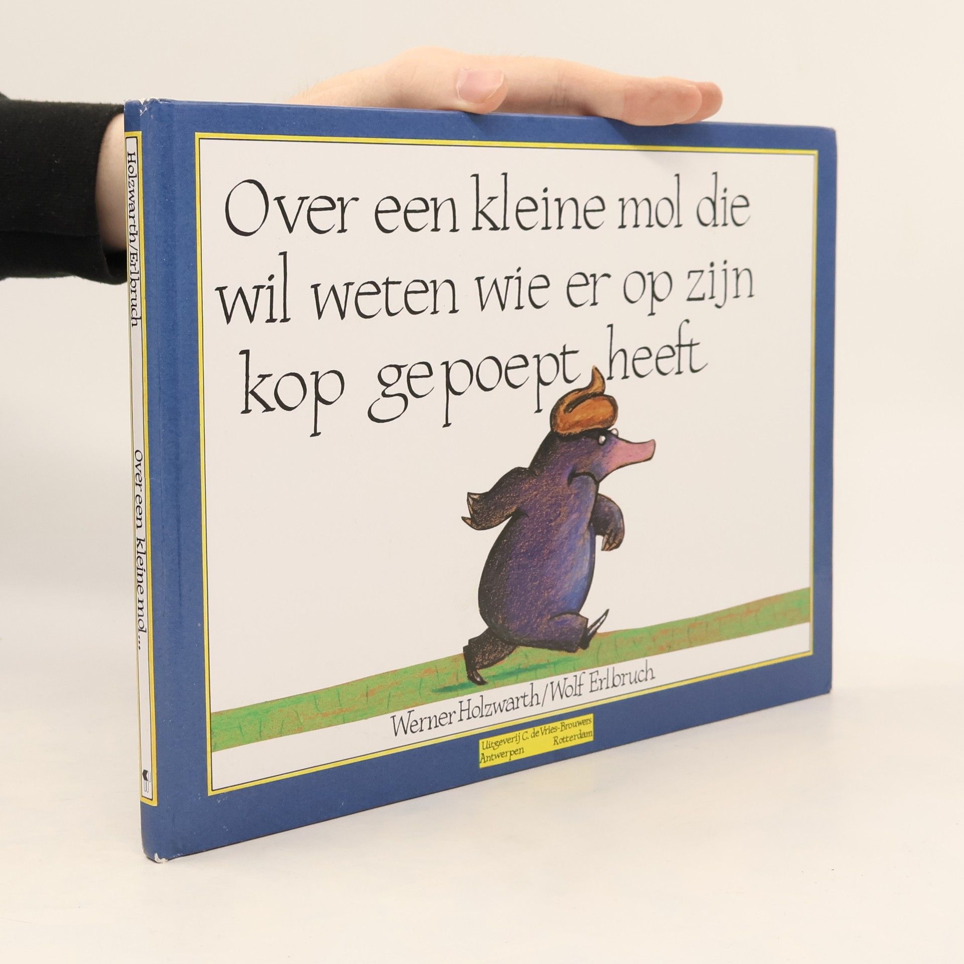 Wolf Erlbruch Over een kleine mol die wil weten wie er op zijn kop gepoept heeft