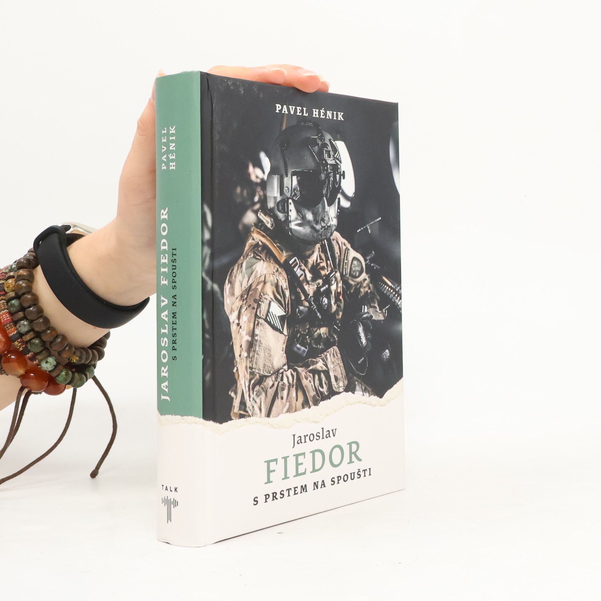 Pavel Hénik S prstem na spoušti