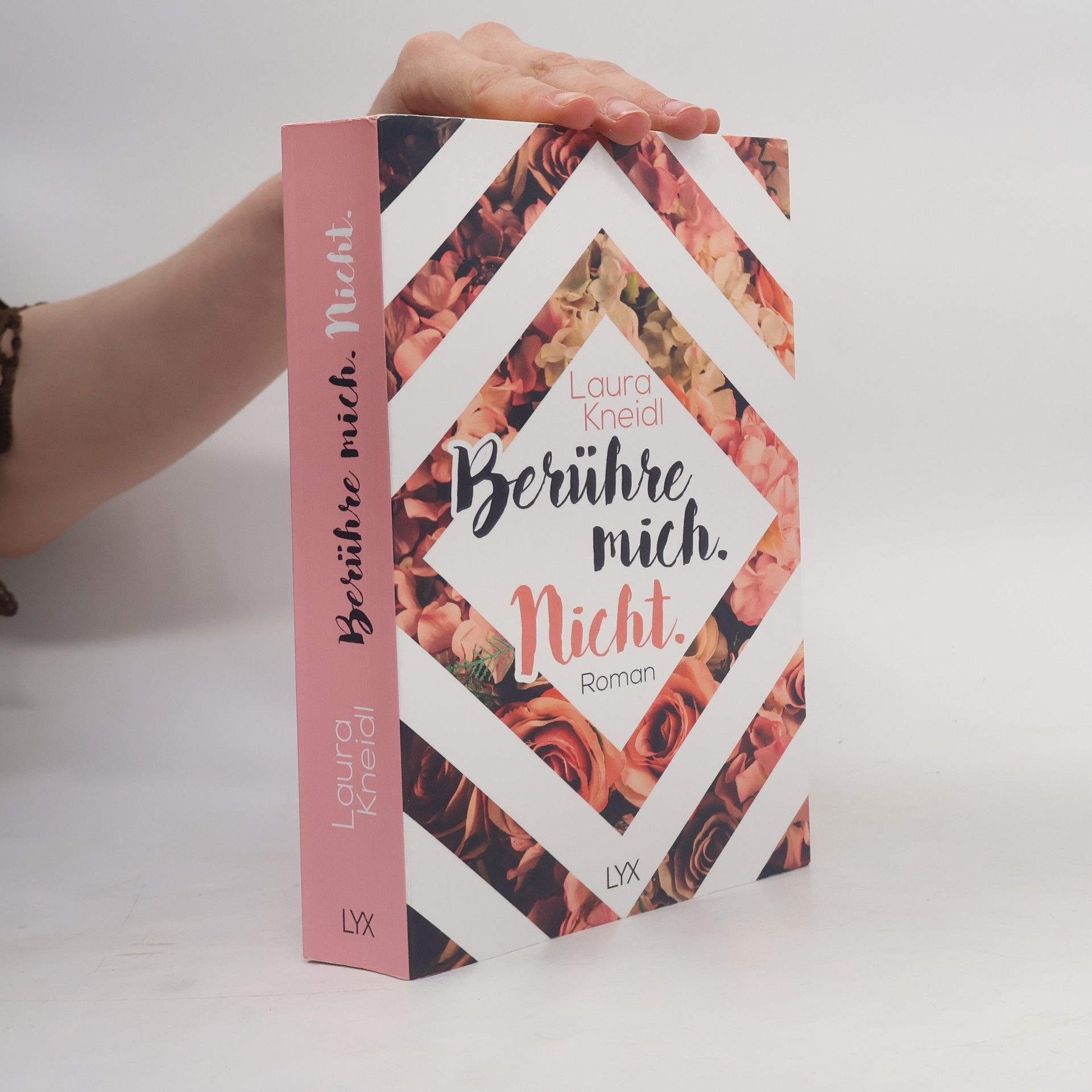 Laura Kneidl Berühre mich. Nicht.