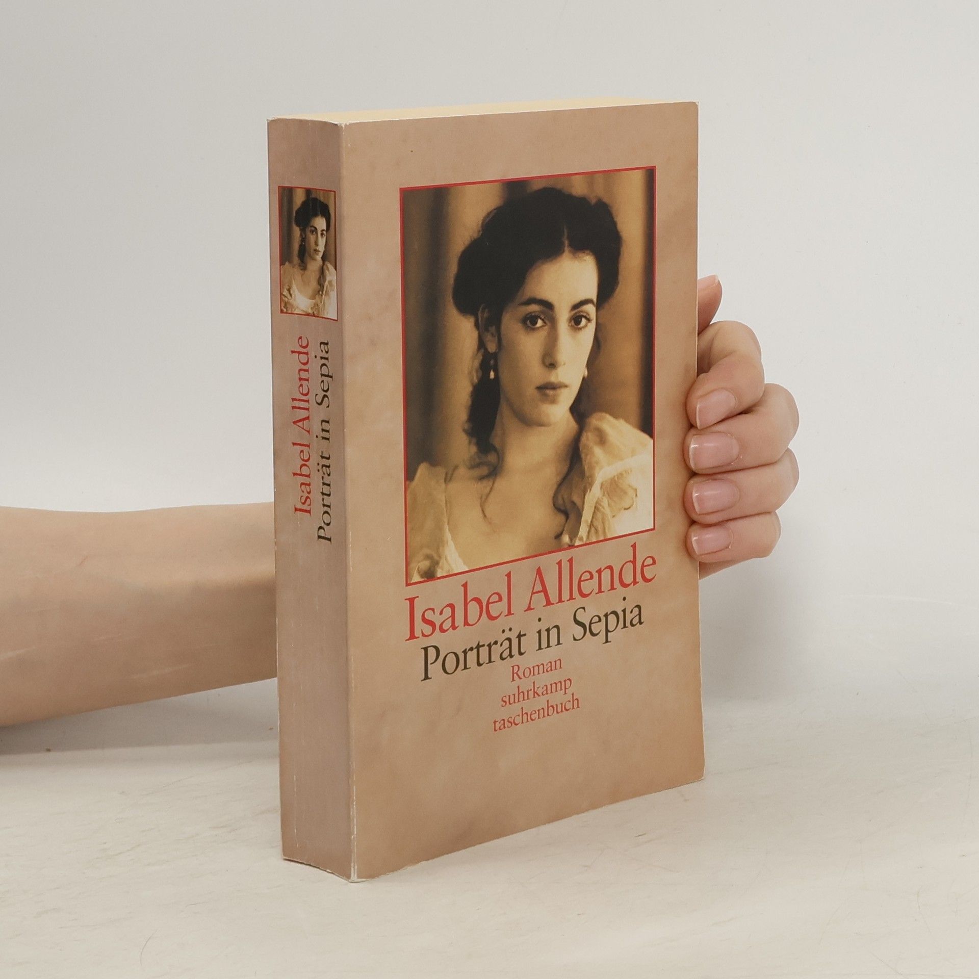 Isabel Allende Porträt in Sepia