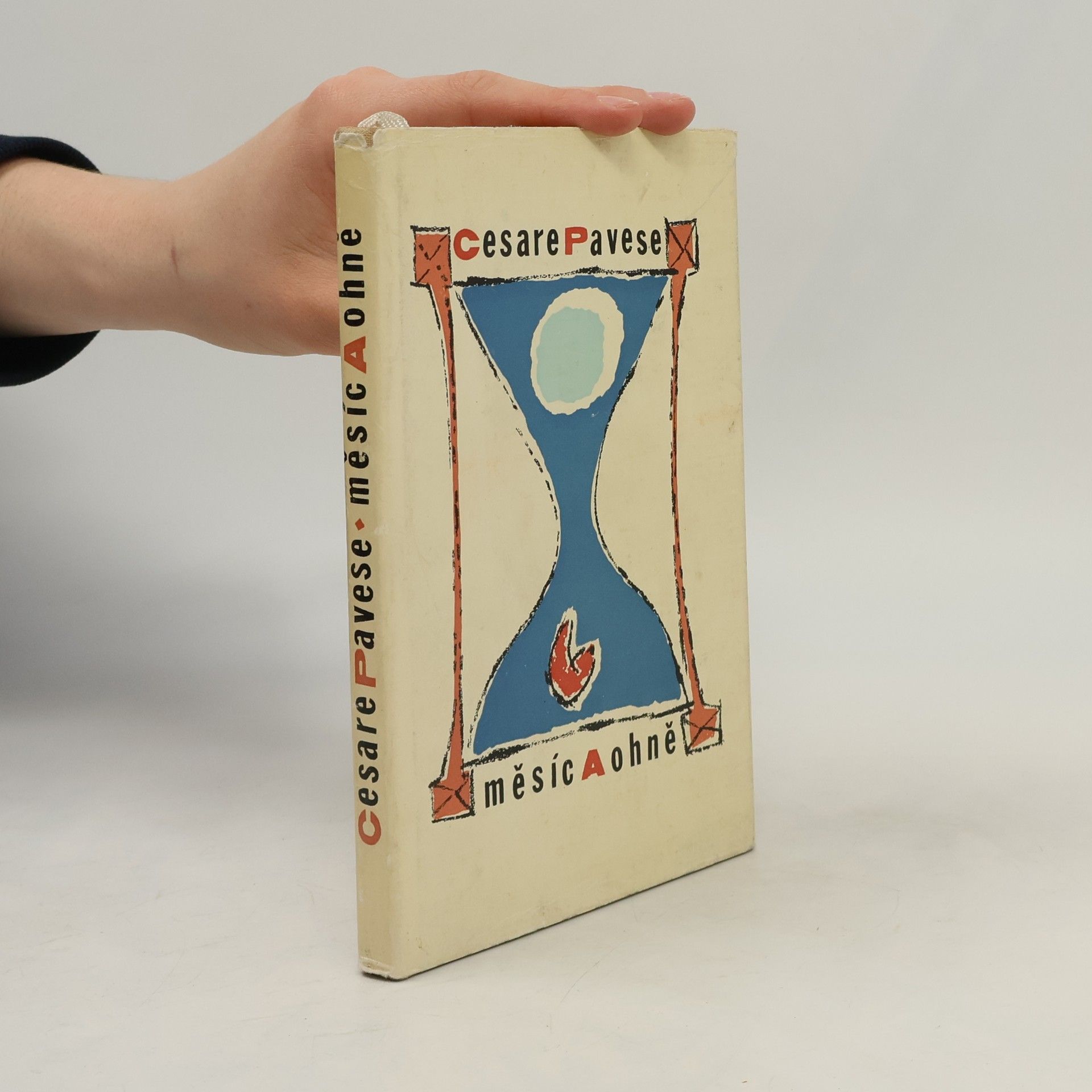 Cesare Pavese Měsíc a ohně