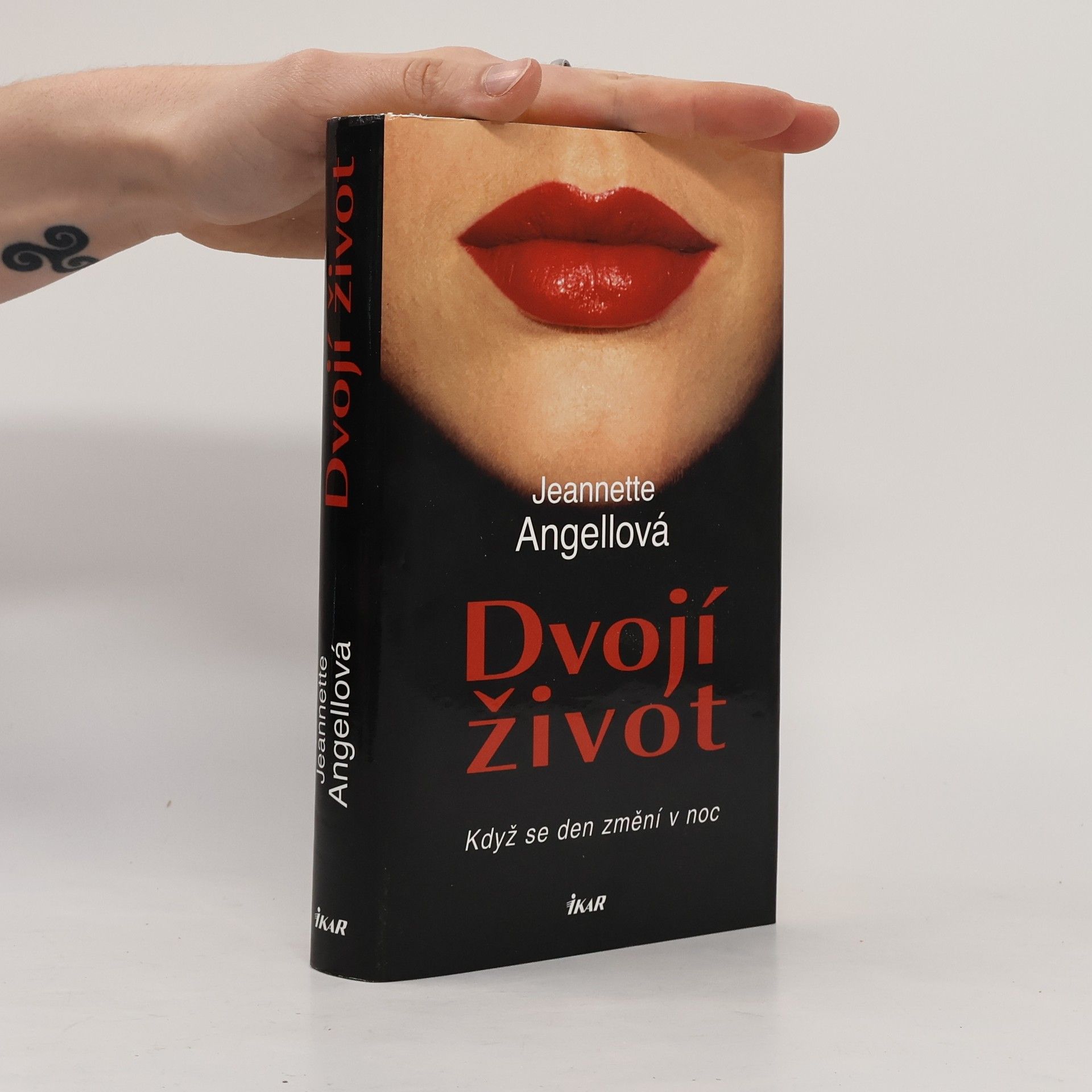 Jeannette L. Angell Dvojí život