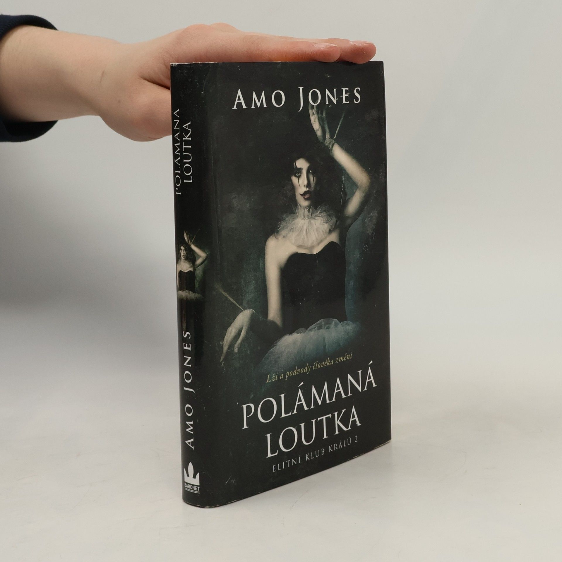 Amo Jones Polámaná loutka