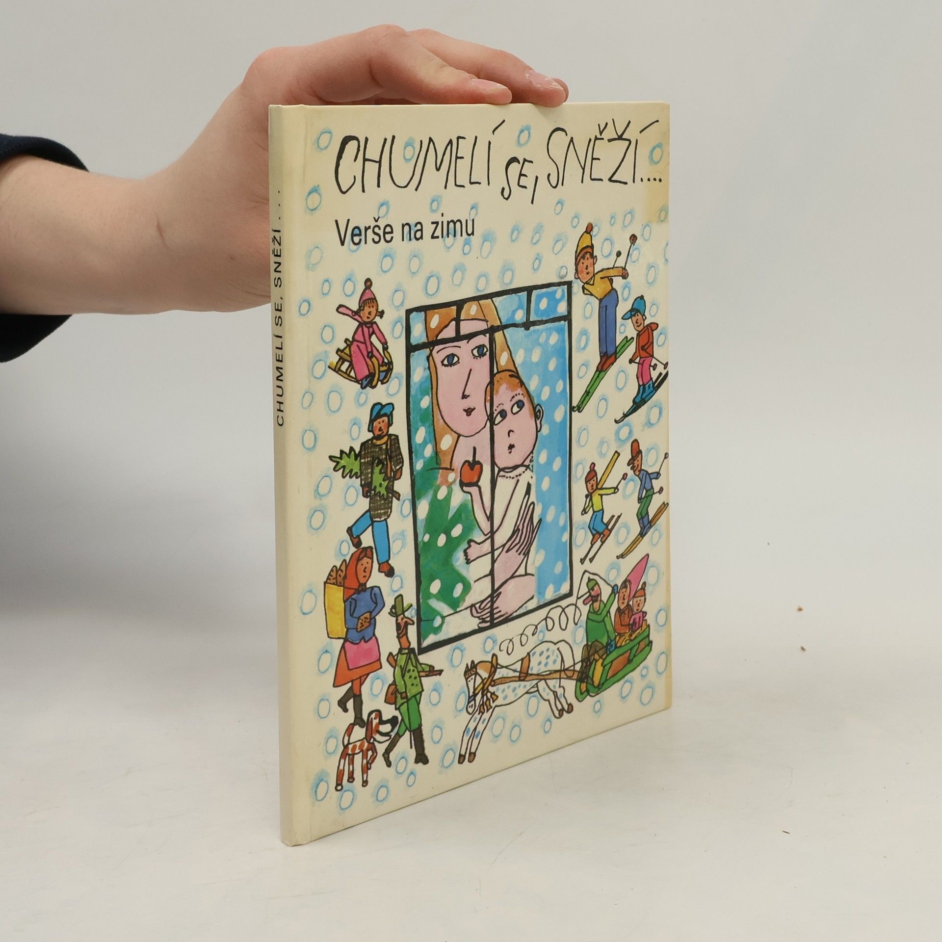 Chumelí se, sněží